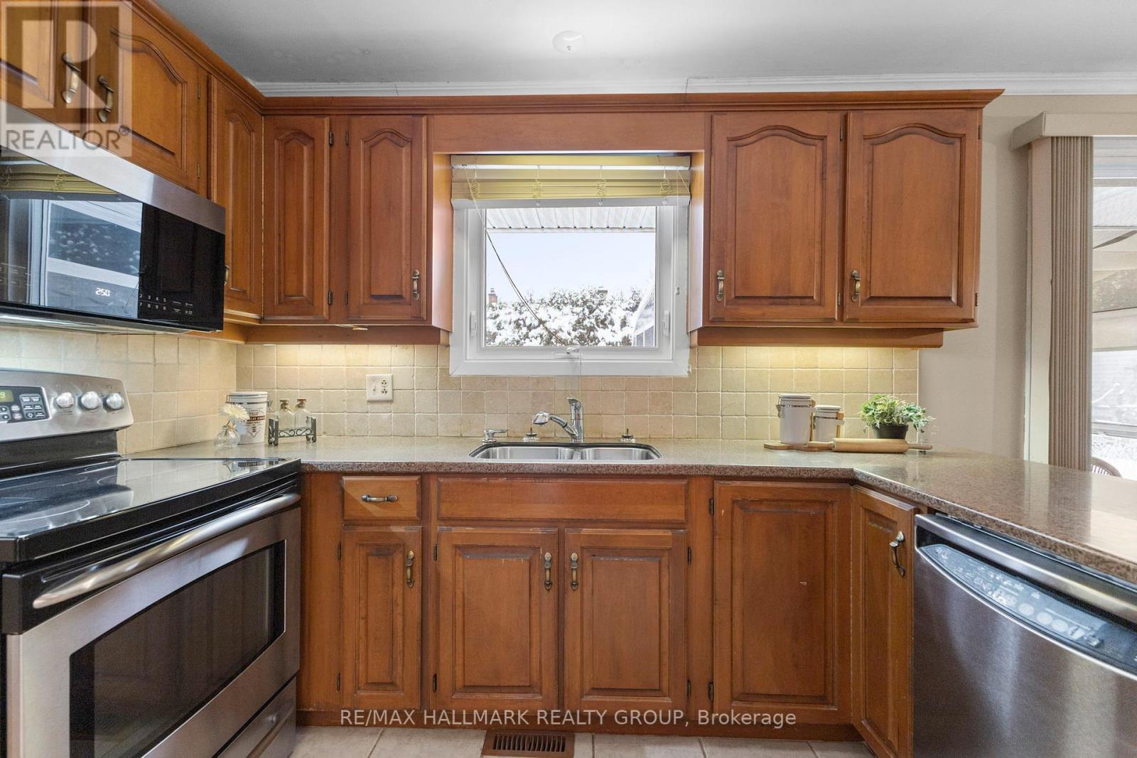 2143 Hubbard Crescent, Ottawa, ON - Indoor Photo Showing Kitchen With Double Sink