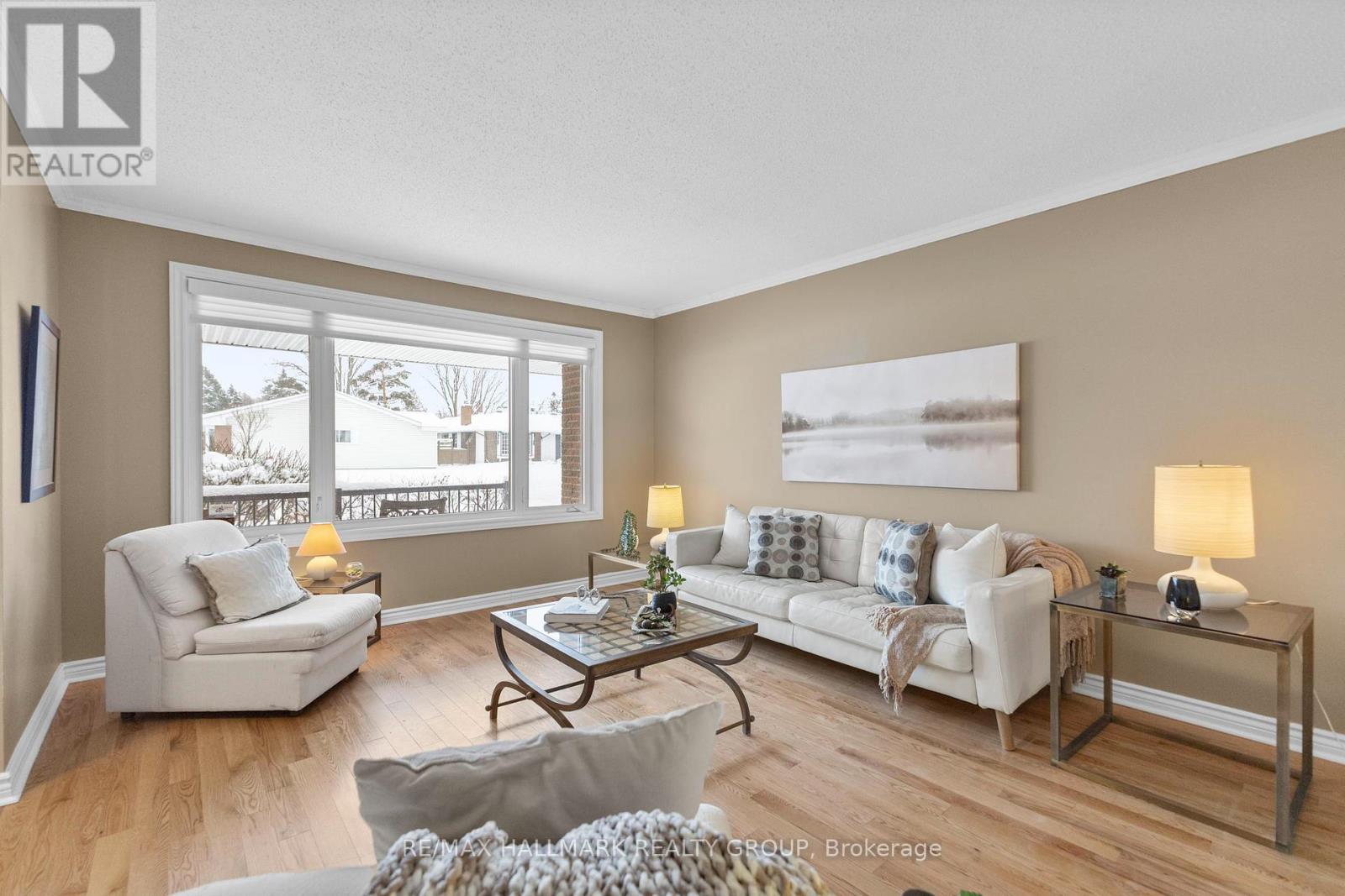 2143 Hubbard Crescent, Ottawa, ON - Indoor Photo Showing Living Room