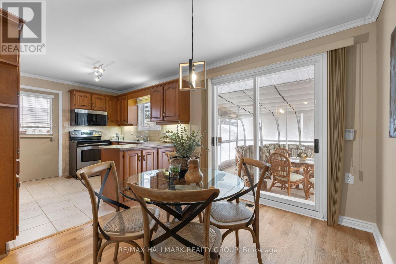 2143 Hubbard Crescent, Ottawa, ON - Indoor Photo Showing Dining Room