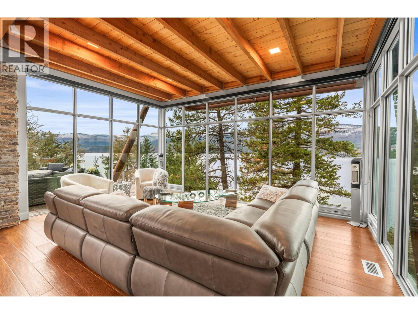 9845 Eastside Road Unit# 151, Vernon, BC - Indoor Photo Showing Living Room