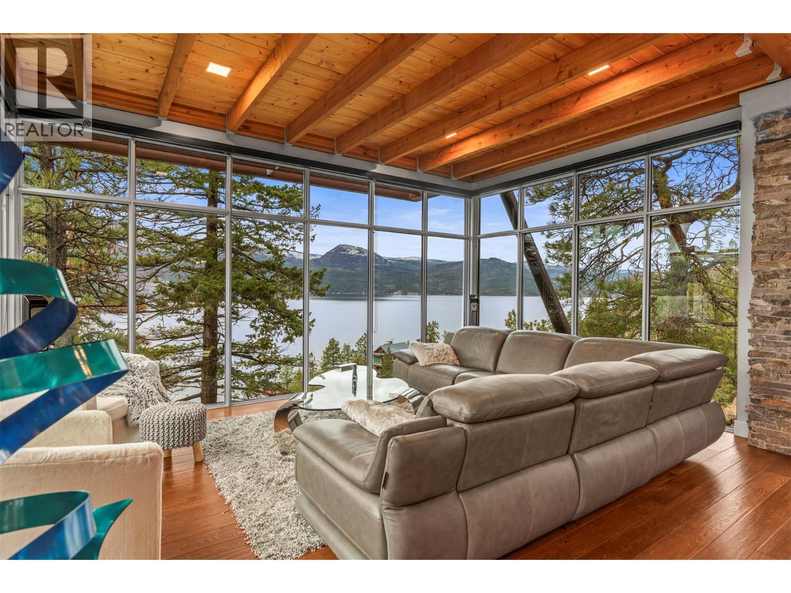 9845 Eastside Road Unit# 151, Vernon, BC - Indoor Photo Showing Living Room