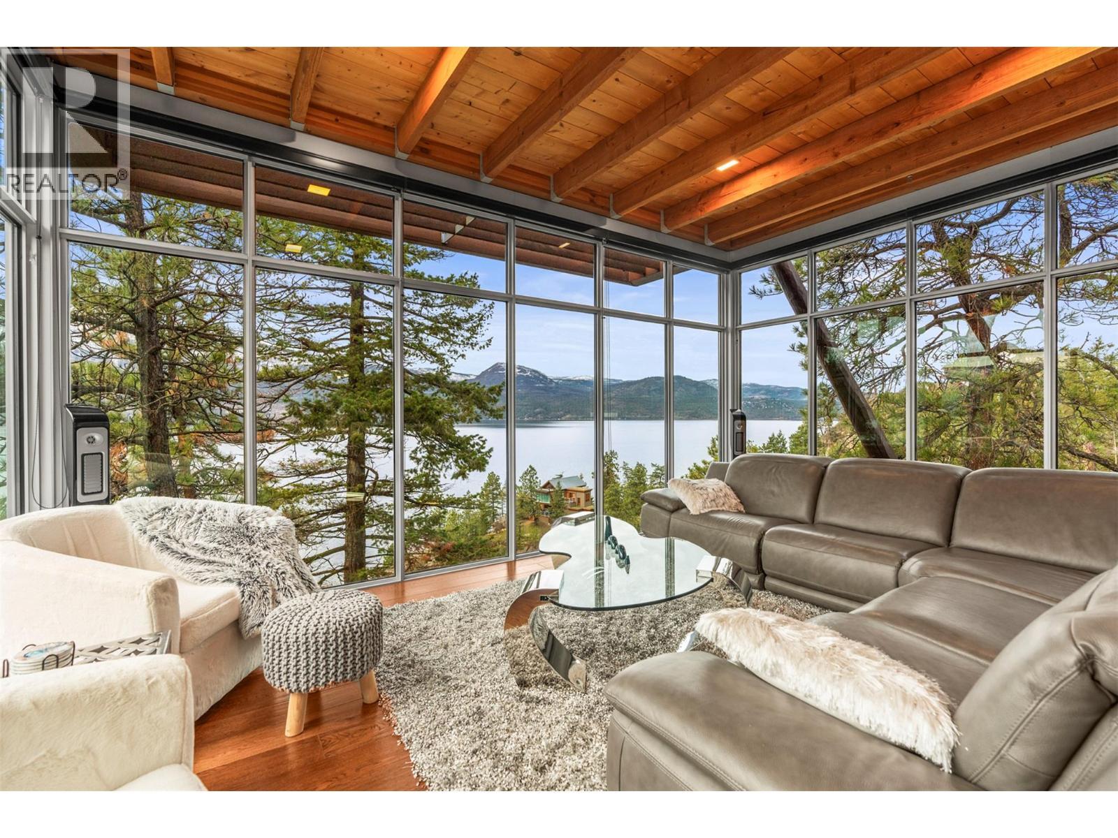 9845 Eastside Road Unit# 151, Vernon, BC - Indoor Photo Showing Living Room