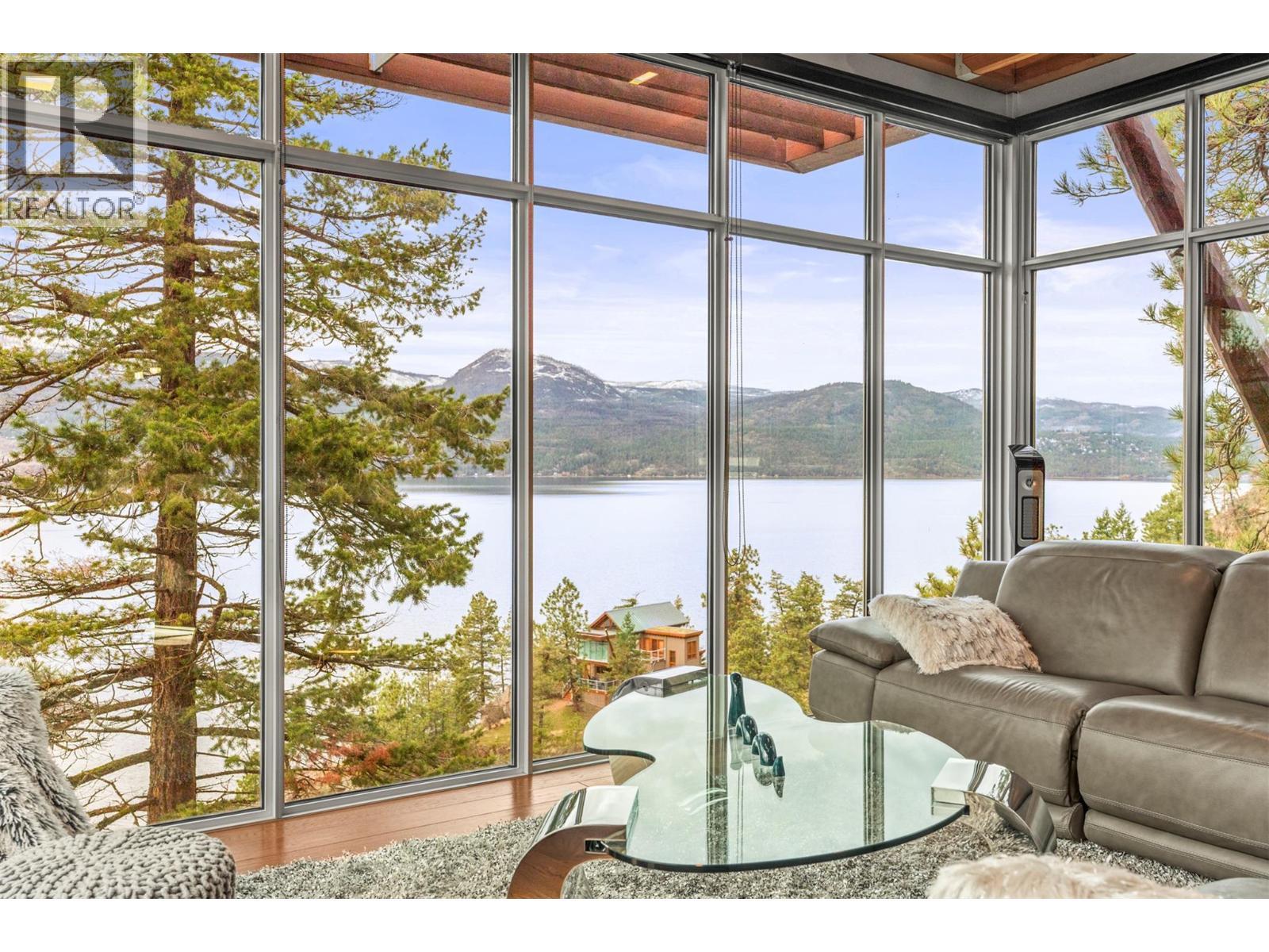 9845 Eastside Road Unit# 151, Vernon, BC - Indoor Photo Showing Living Room