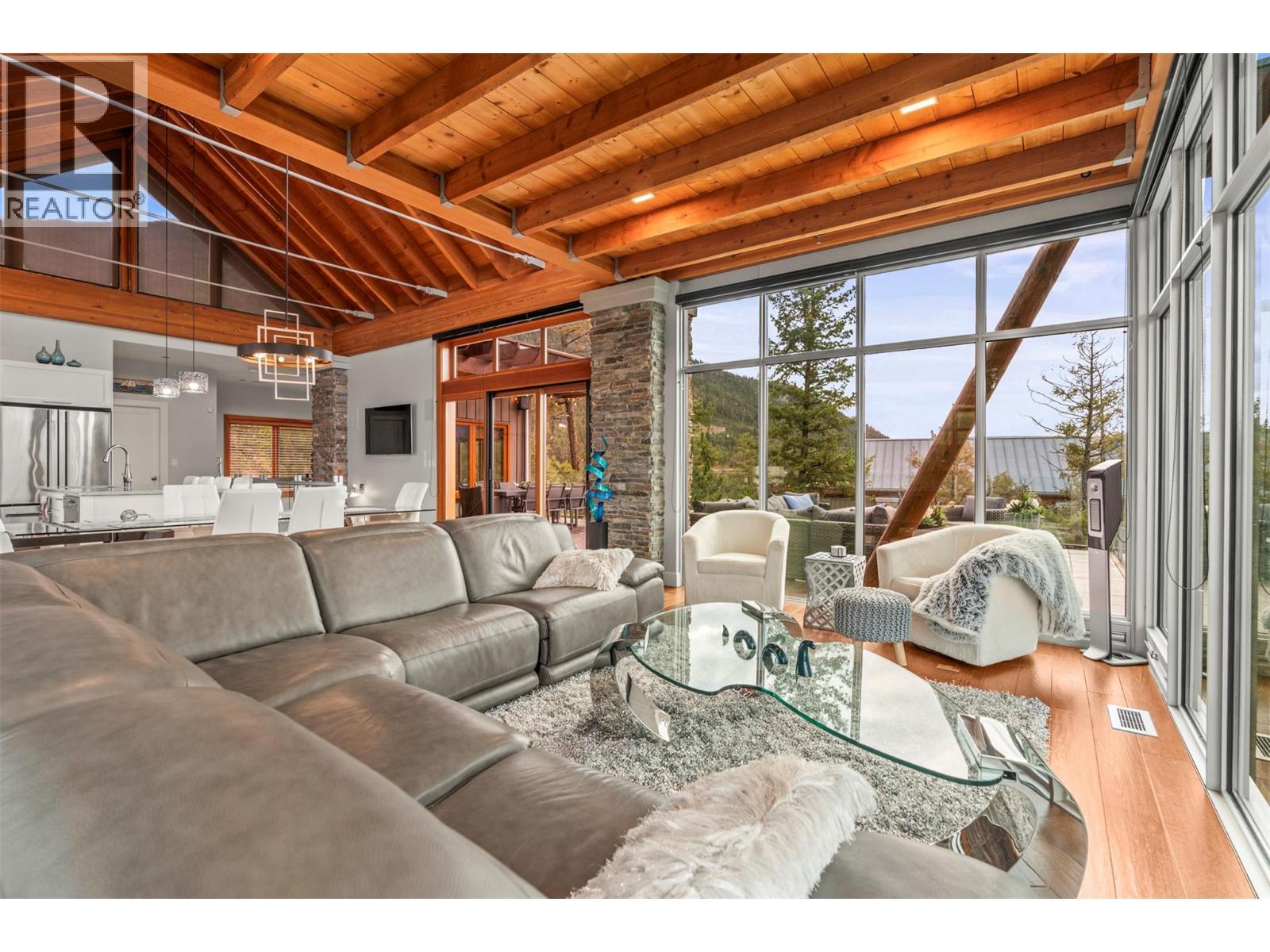 9845 Eastside Road Unit# 151, Vernon, BC - Indoor Photo Showing Living Room