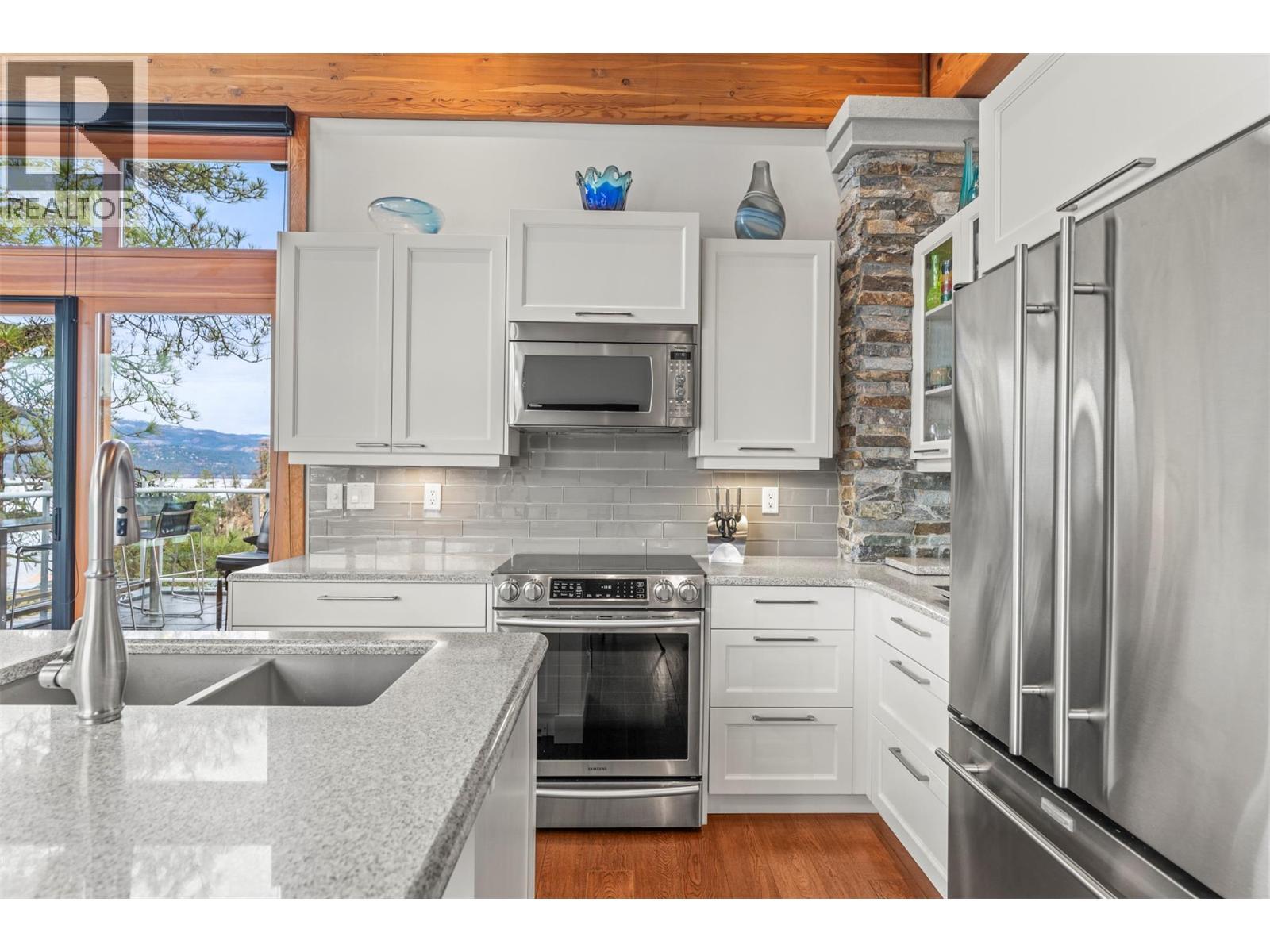 9845 Eastside Road Unit# 151, Vernon, BC - Indoor Photo Showing Kitchen With Double Sink With Upgraded Kitchen