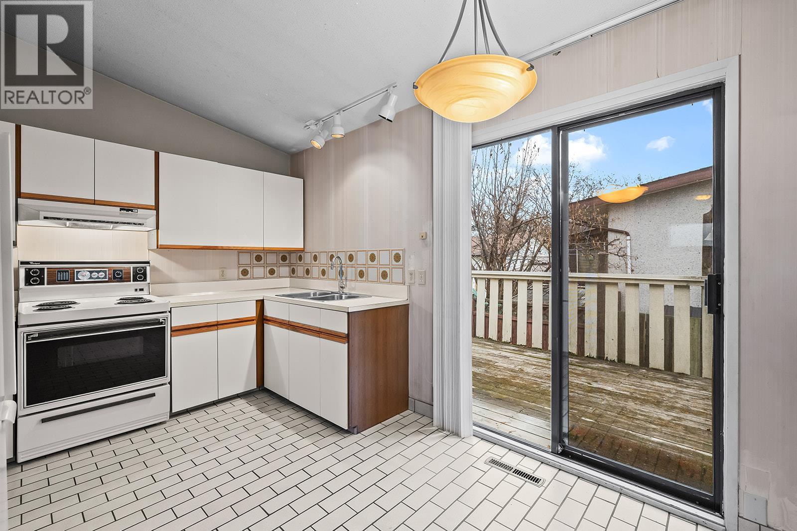 1424 Lombardy Square, Kelowna, BC - Indoor Photo Showing Kitchen With Double Sink