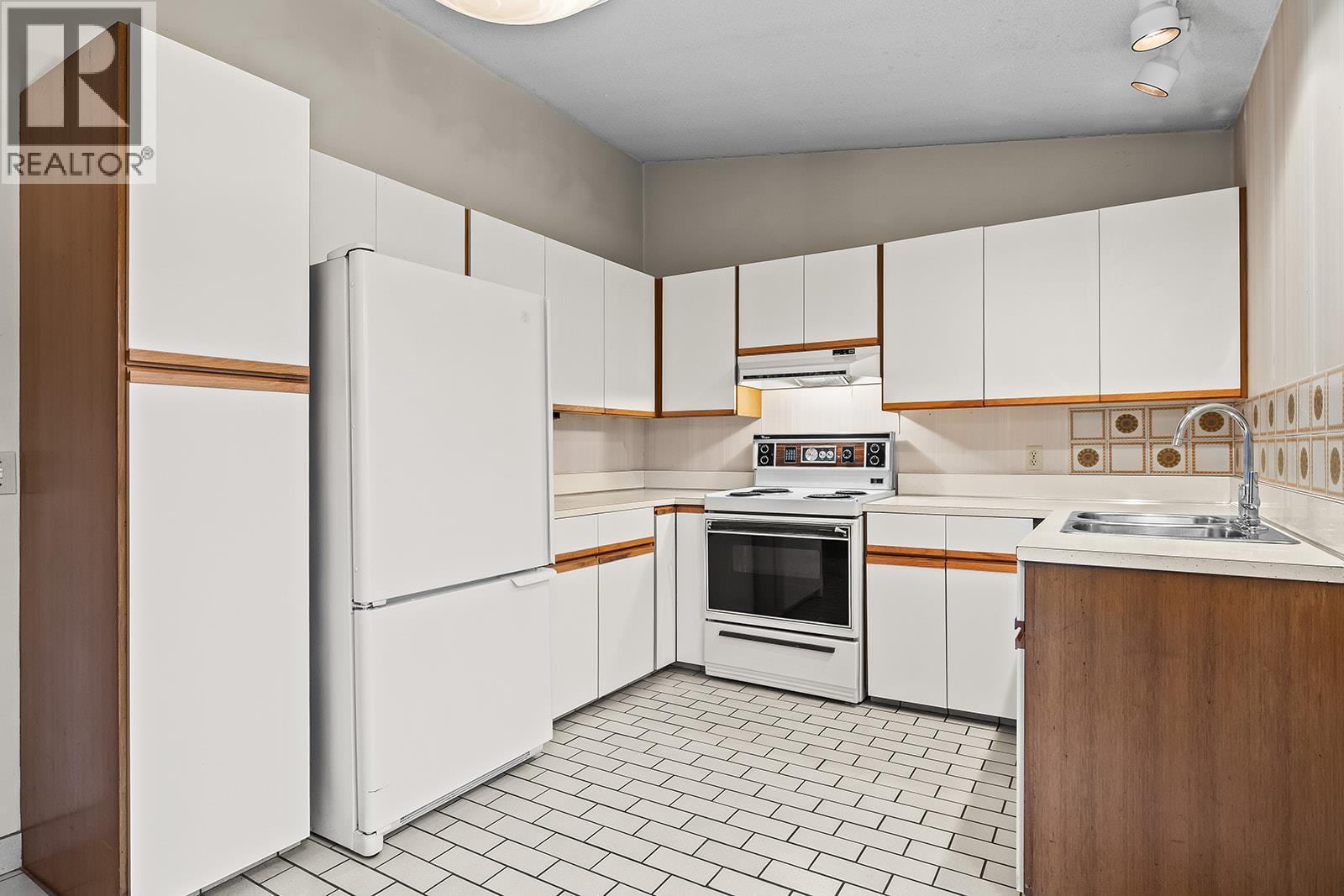 1424 Lombardy Square, Kelowna, BC - Indoor Photo Showing Kitchen With Double Sink