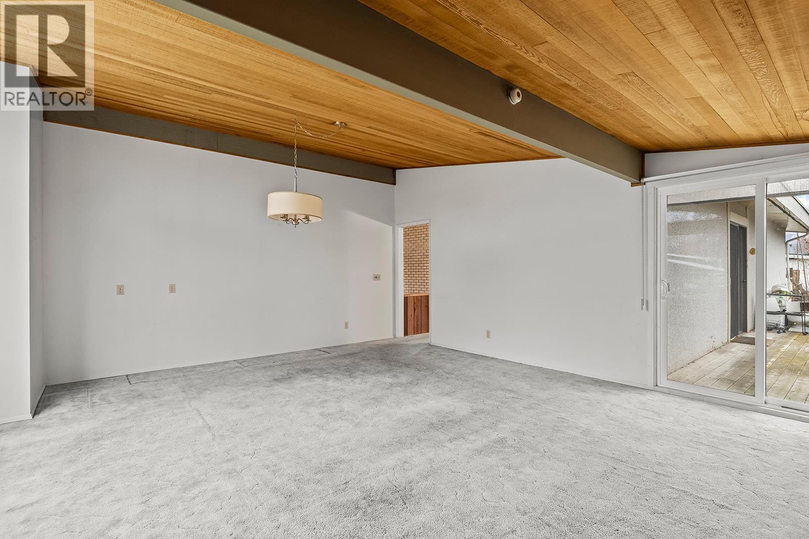 1424 Lombardy Square, Kelowna, BC - Indoor