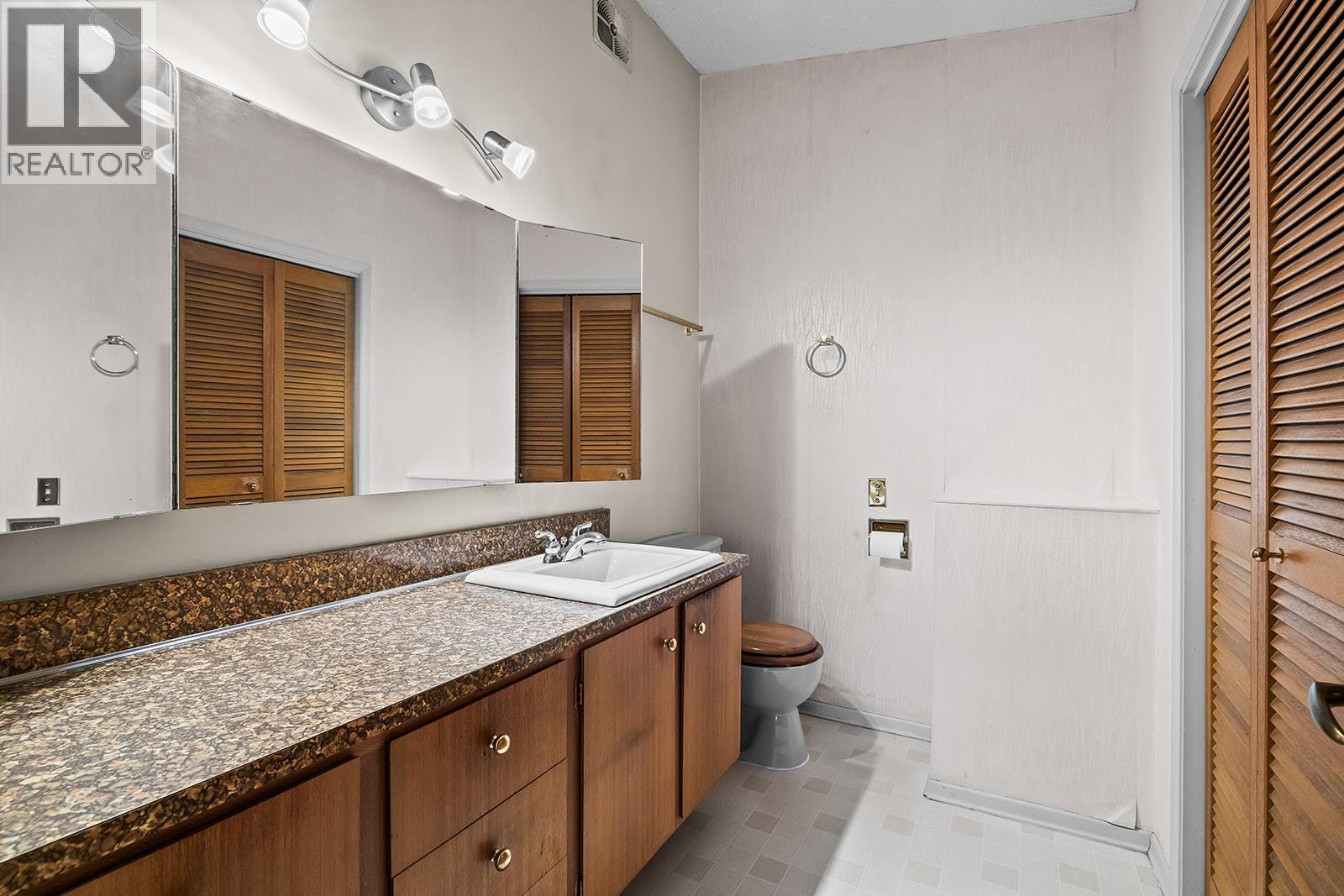 1424 Lombardy Square, Kelowna, BC - Indoor Photo Showing Bathroom