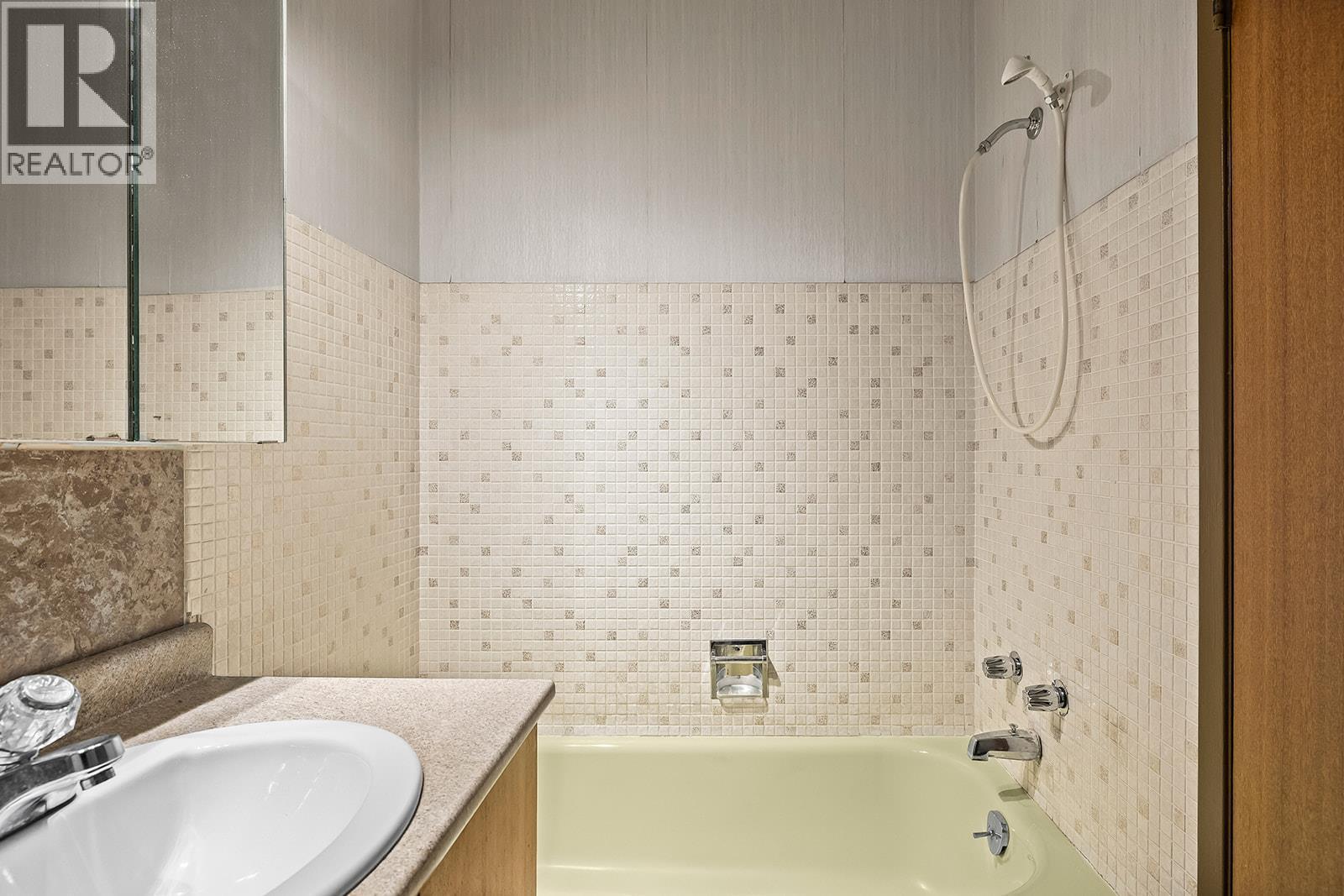 1424 Lombardy Square, Kelowna, BC - Indoor Photo Showing Bathroom