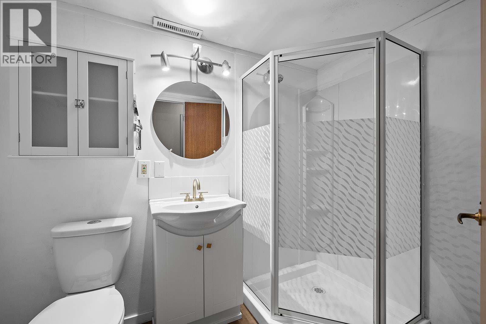 1424 Lombardy Square, Kelowna, BC - Indoor Photo Showing Bathroom