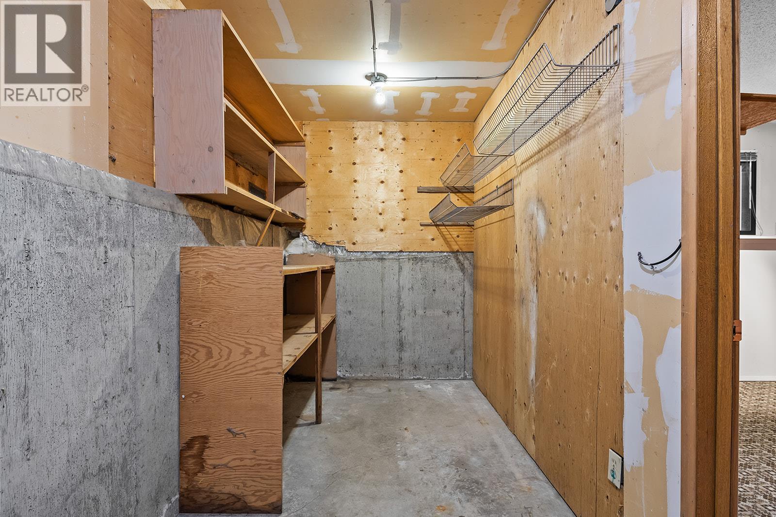 1424 Lombardy Square, Kelowna, BC - Indoor