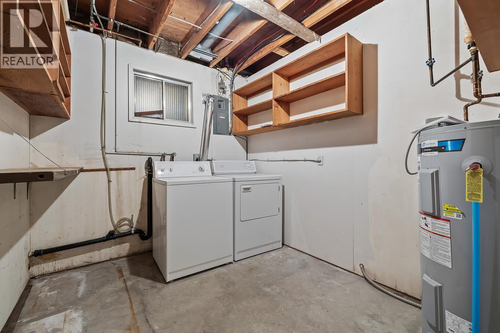 1424 Lombardy Square, Kelowna, BC - Indoor Photo Showing Laundry Room