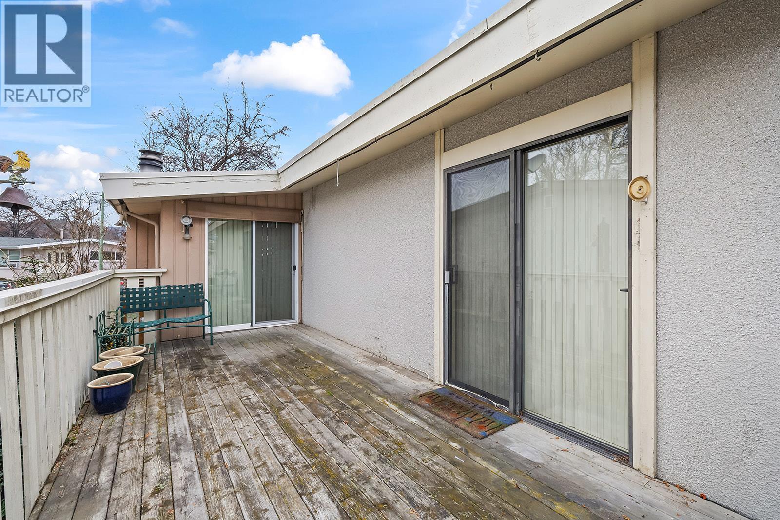 1424 Lombardy Square, Kelowna, BC - Outdoor With Exterior