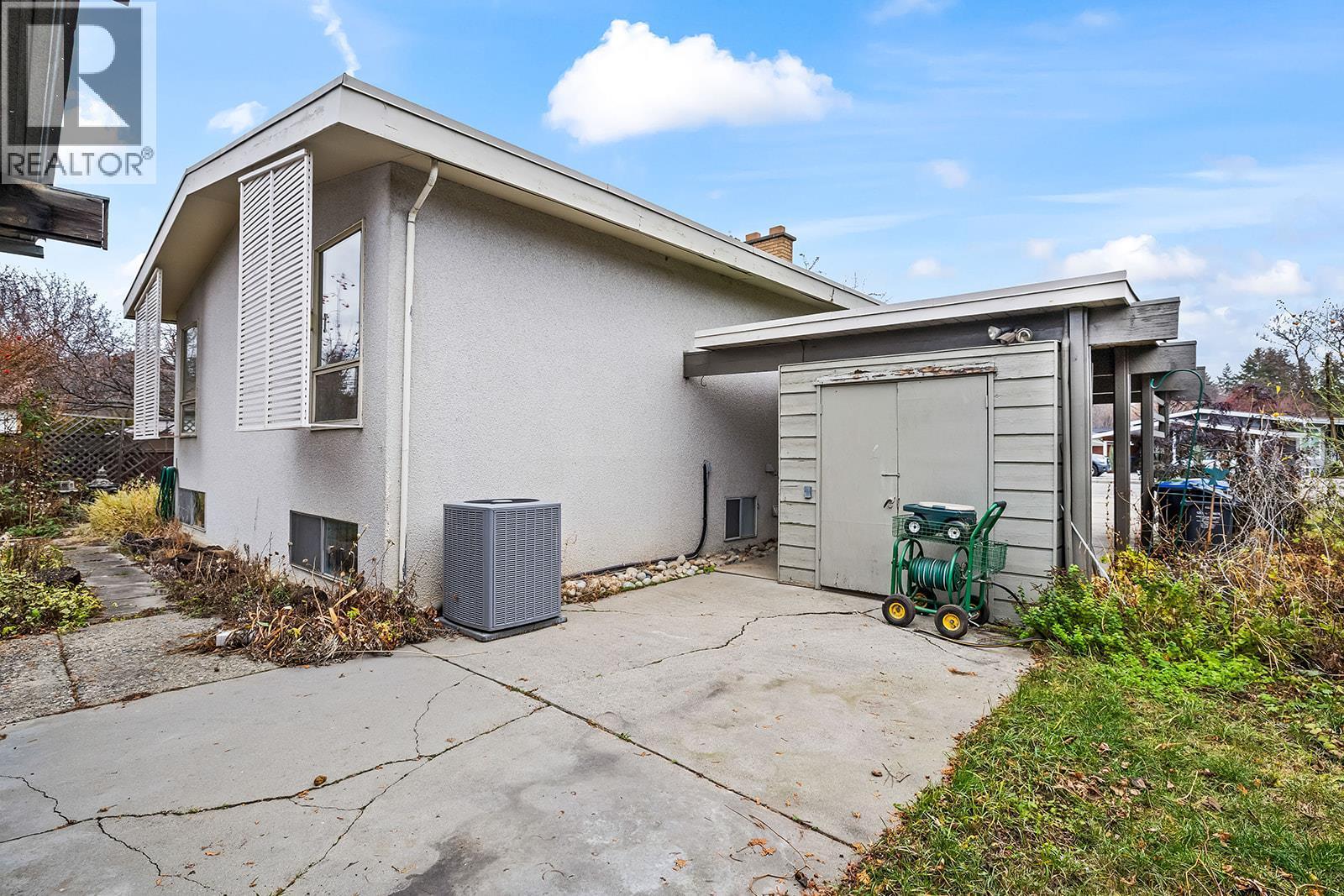 1424 Lombardy Square, Kelowna, BC - Outdoor With Exterior