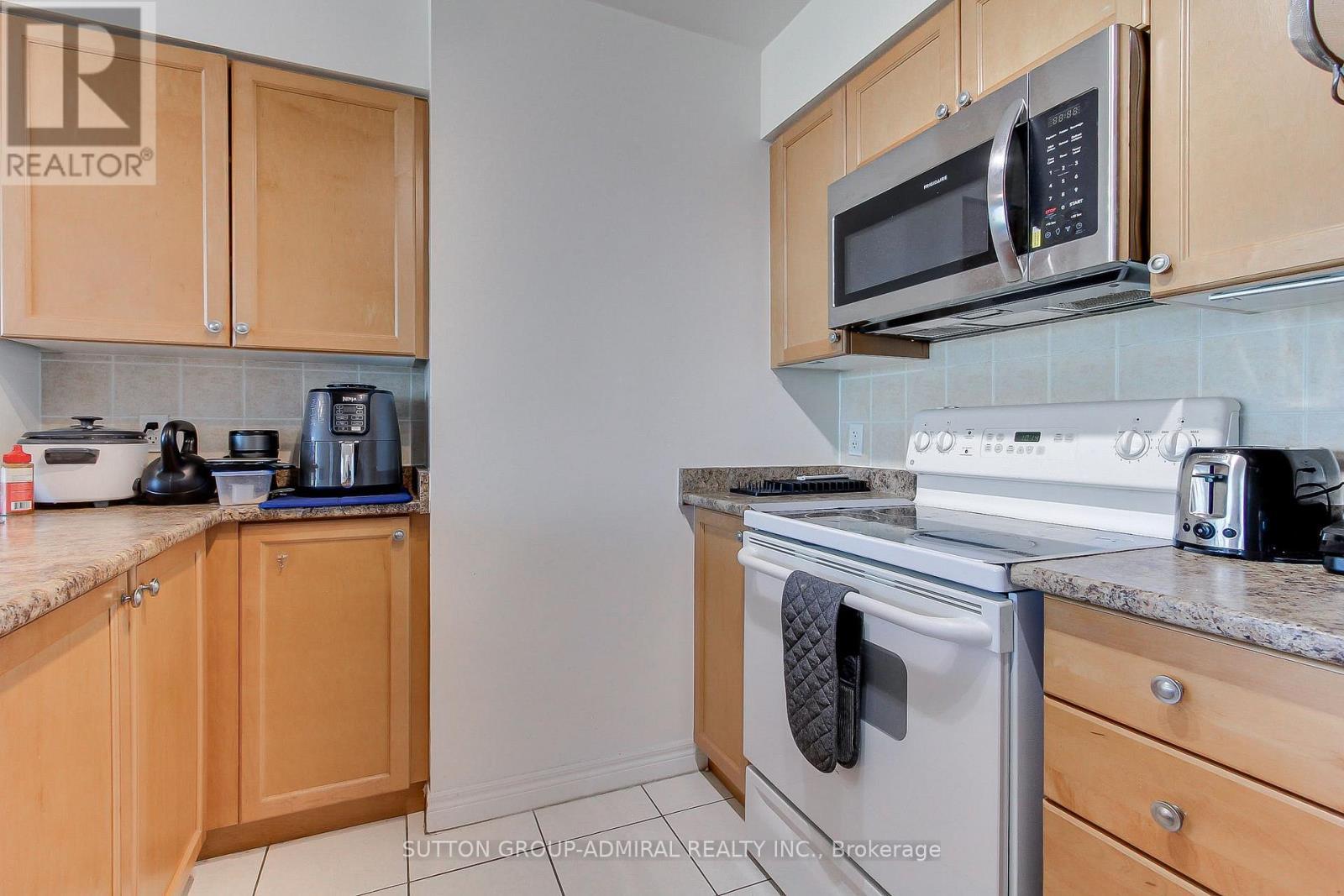 30 Grand Trunk Crescent, Toronto, ON - Indoor Photo Showing Kitchen