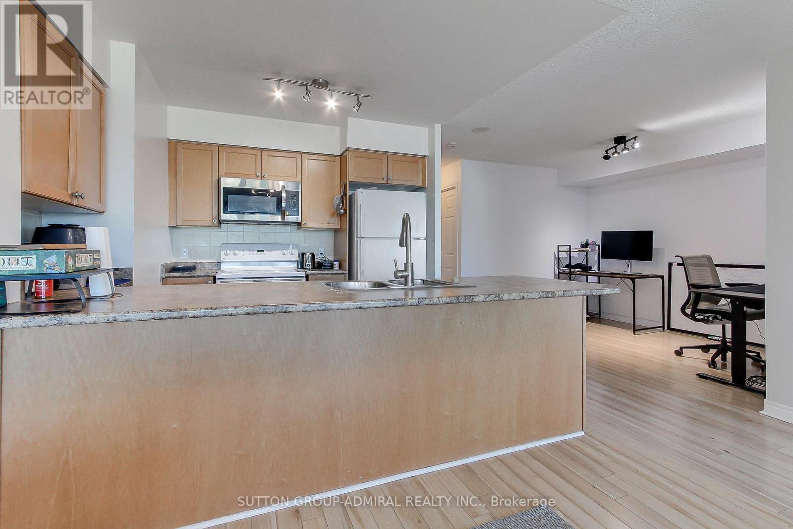 30 Grand Trunk Crescent, Toronto, ON - Indoor Photo Showing Kitchen