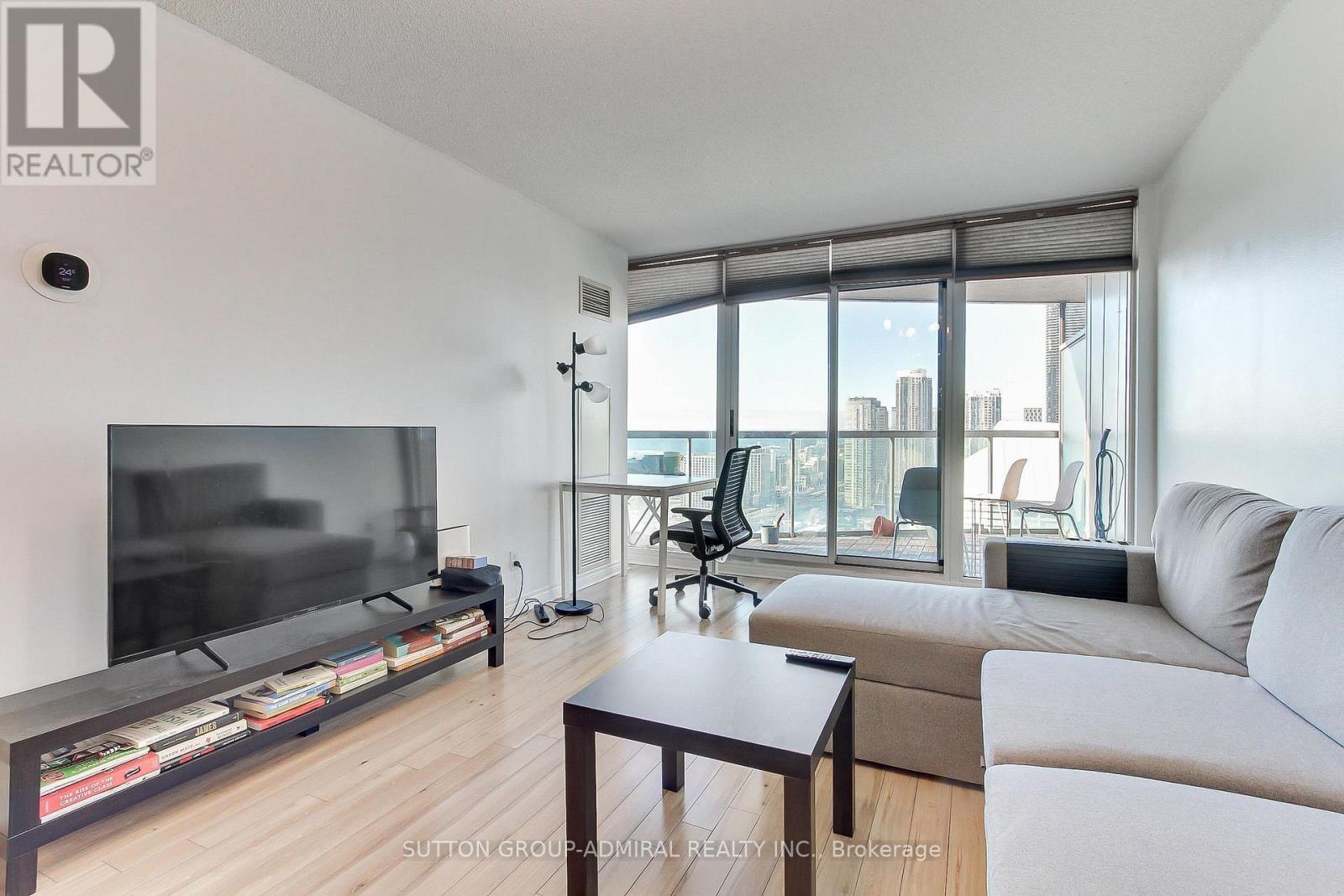 30 Grand Trunk Crescent, Toronto, ON - Indoor Photo Showing Living Room