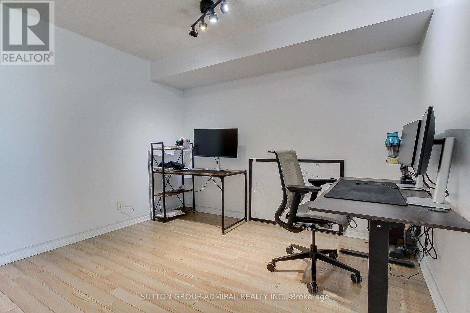 30 Grand Trunk Crescent, Toronto, ON - Indoor Photo Showing Office