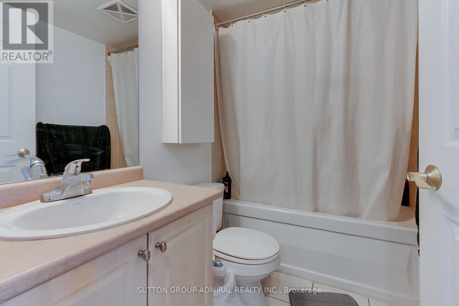 30 Grand Trunk Crescent, Toronto, ON - Indoor Photo Showing Bathroom