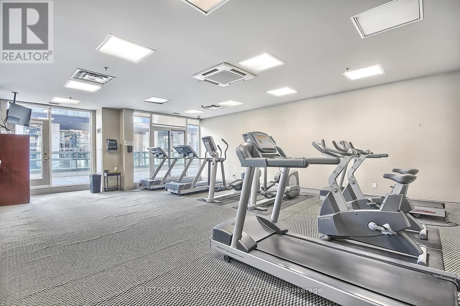 30 Grand Trunk Crescent, Toronto, ON - Indoor Photo Showing Gym Room