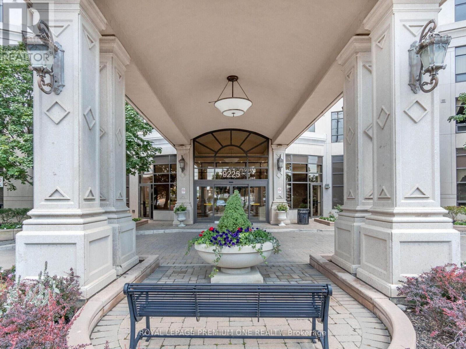 815 - 9225 Jane Street, Vaughan, ON - Outdoor