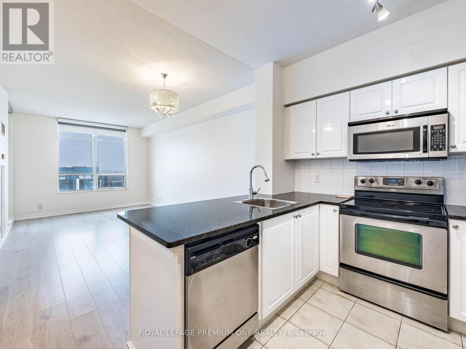 815 - 9225 Jane Street, Vaughan, ON - Indoor Photo Showing Kitchen