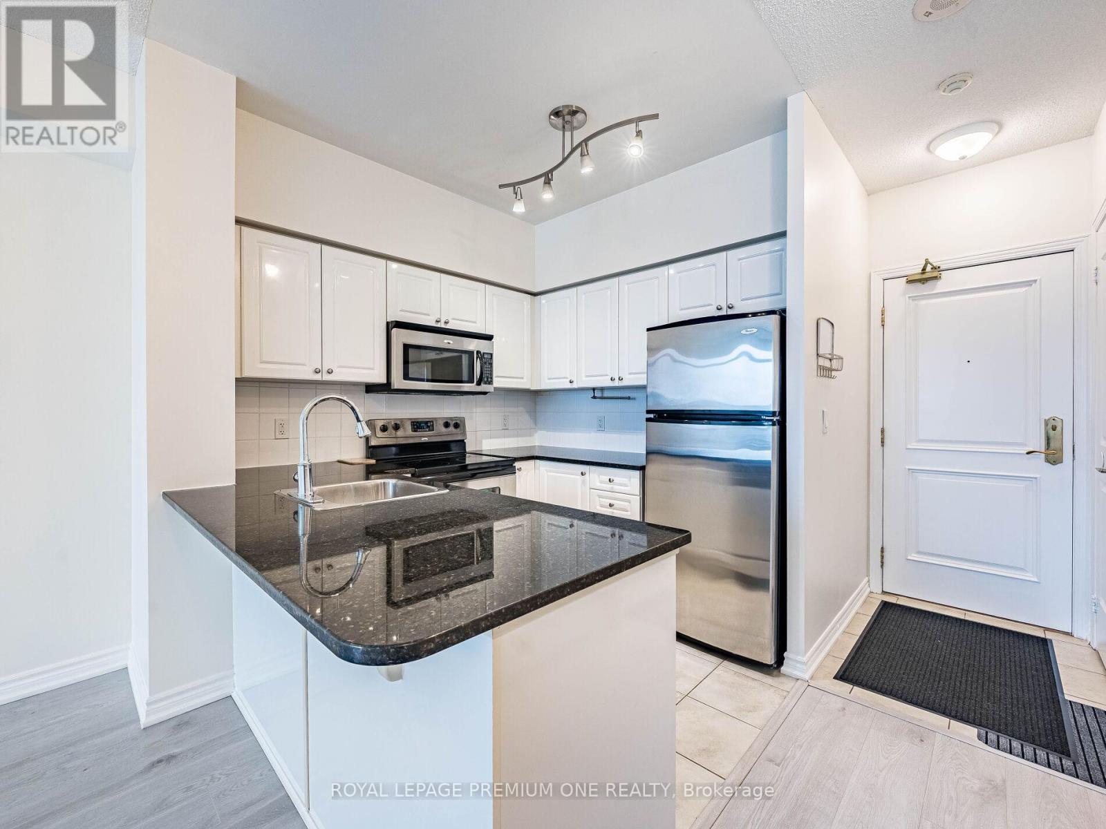 815 - 9225 Jane Street, Vaughan, ON - Indoor Photo Showing Kitchen