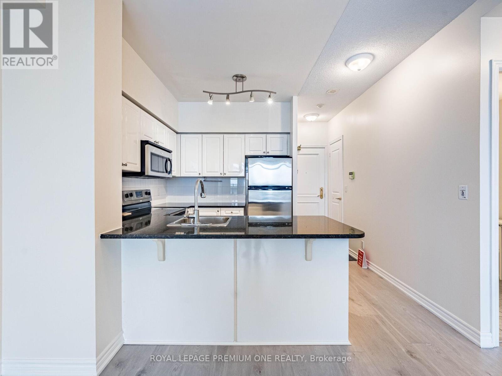 815 - 9225 Jane Street, Vaughan, ON - Indoor Photo Showing Kitchen With Upgraded Kitchen