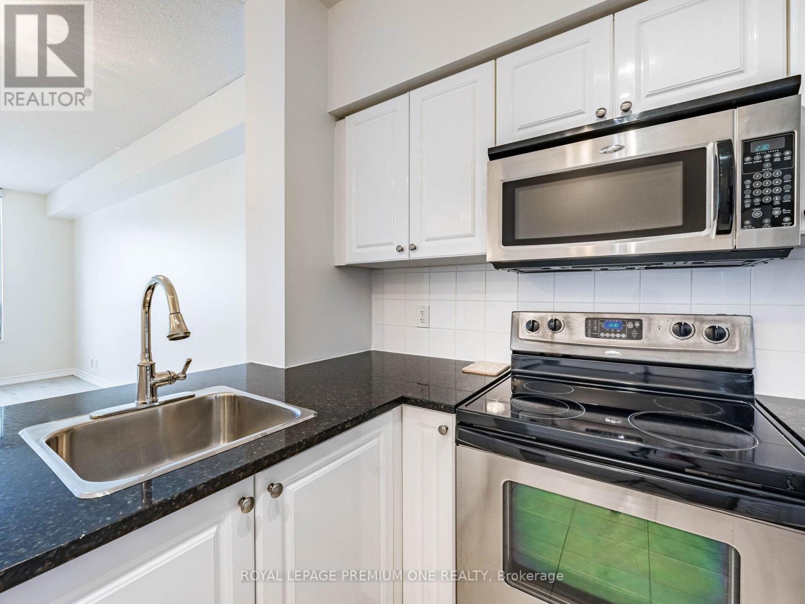815 - 9225 Jane Street, Vaughan, ON - Indoor Photo Showing Kitchen
