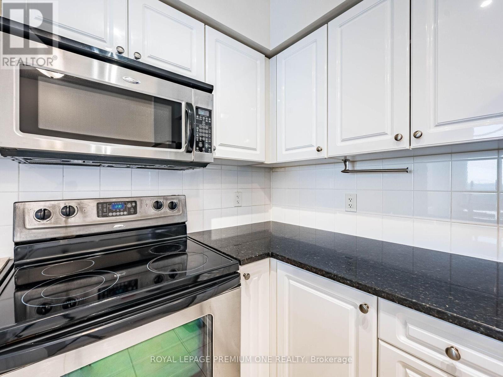 815 - 9225 Jane Street, Vaughan, ON - Indoor Photo Showing Kitchen
