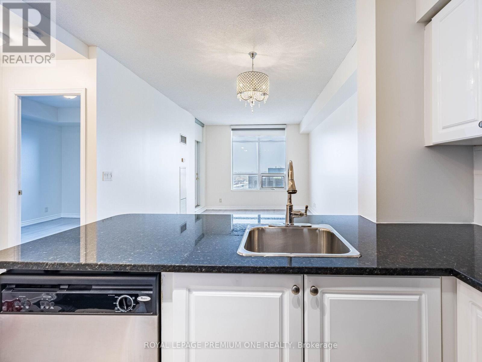 815 - 9225 Jane Street, Vaughan, ON - Indoor Photo Showing Kitchen