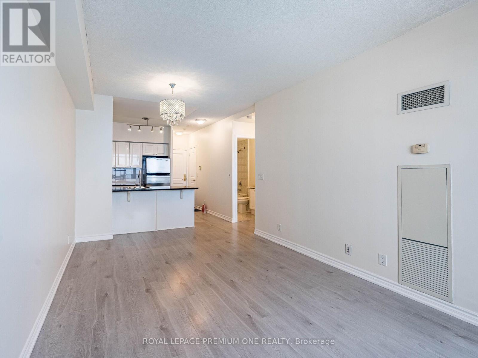 815 - 9225 Jane Street, Vaughan, ON - Indoor Photo Showing Kitchen