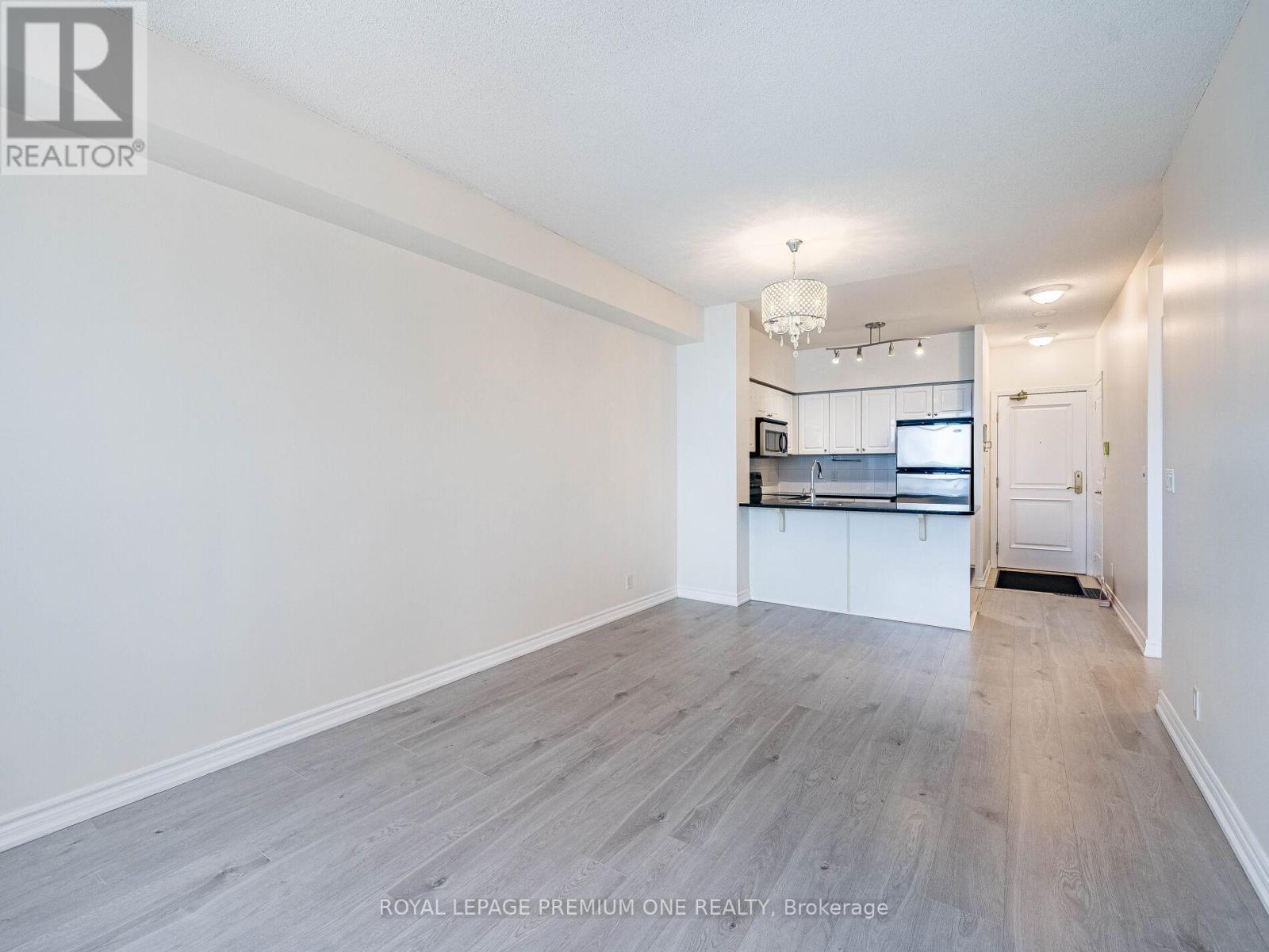 815 - 9225 Jane Street, Vaughan, ON - Indoor Photo Showing Kitchen