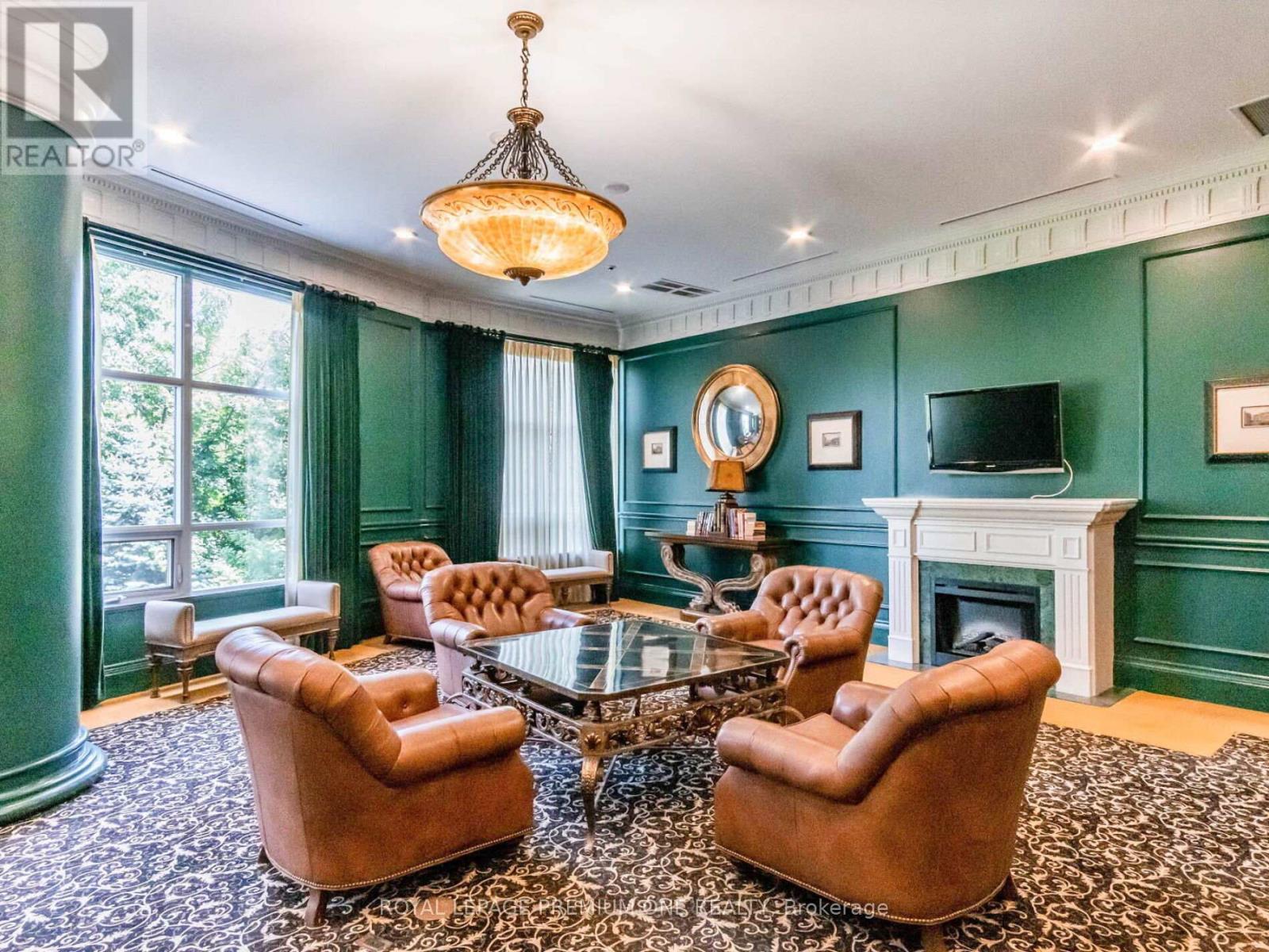 815 - 9225 Jane Street, Vaughan, ON - Indoor Photo Showing Living Room With Fireplace
