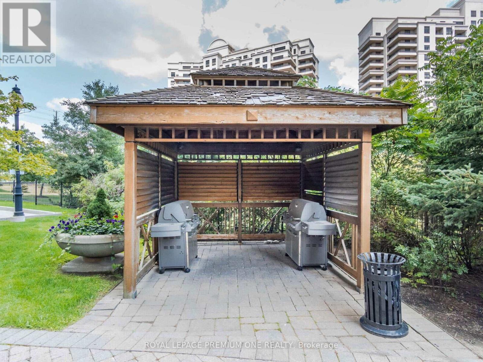 815 - 9225 Jane Street, Vaughan, ON - Outdoor