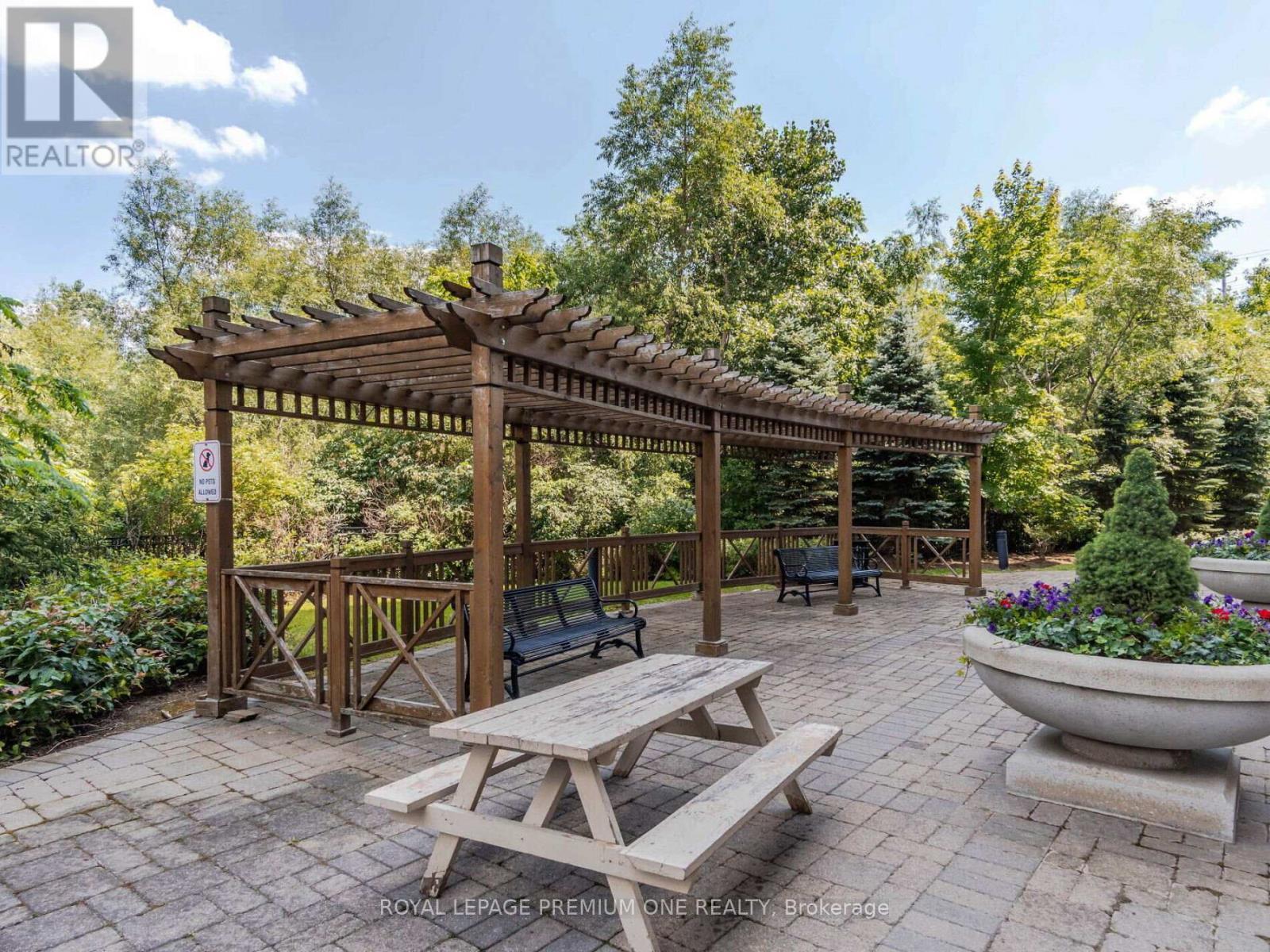 815 - 9225 Jane Street, Vaughan, ON - Outdoor