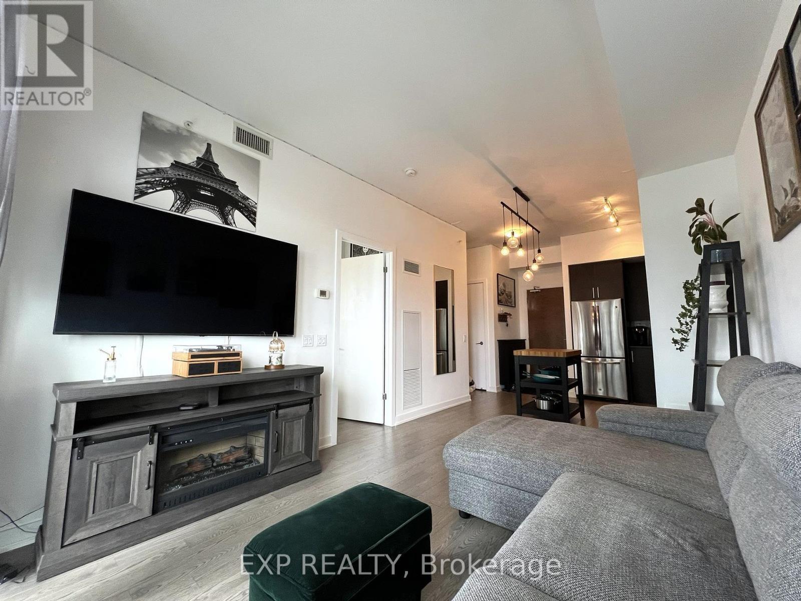 3007 - 2212 Lake Shore Boulevard W, Toronto, ON - Indoor Photo Showing Living Room