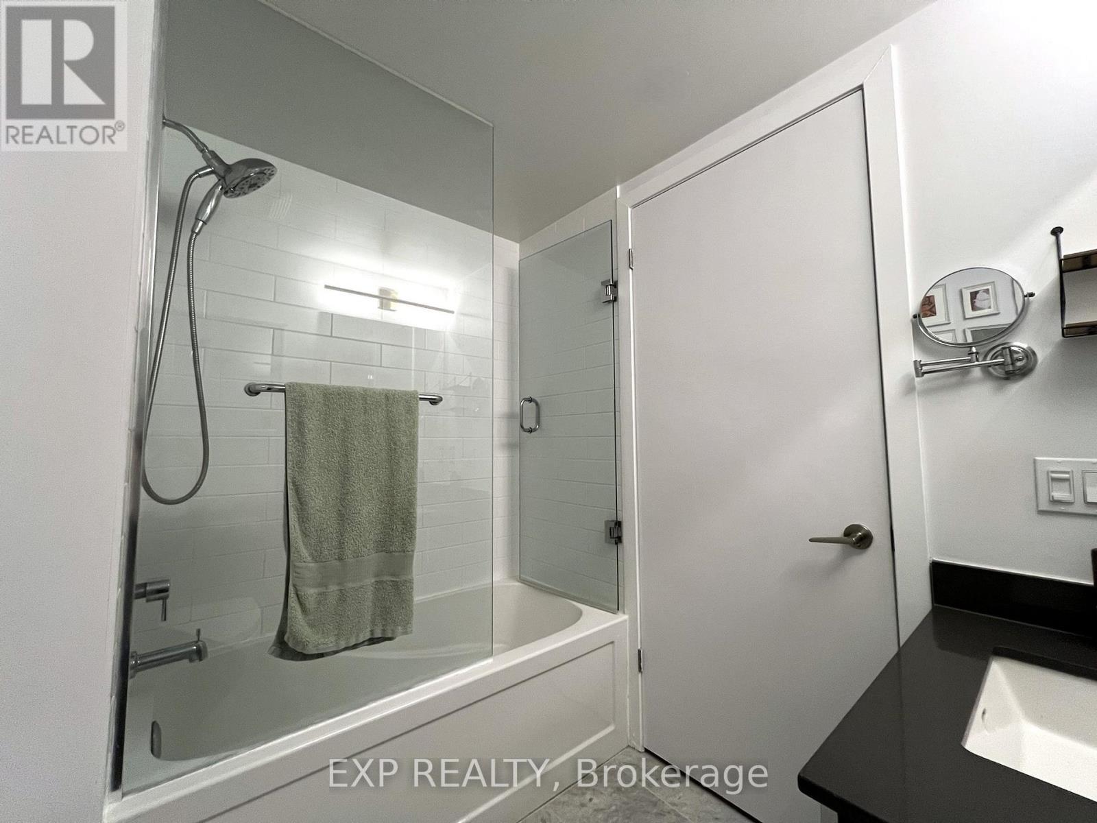 3007 - 2212 Lake Shore Boulevard W, Toronto, ON - Indoor Photo Showing Bathroom