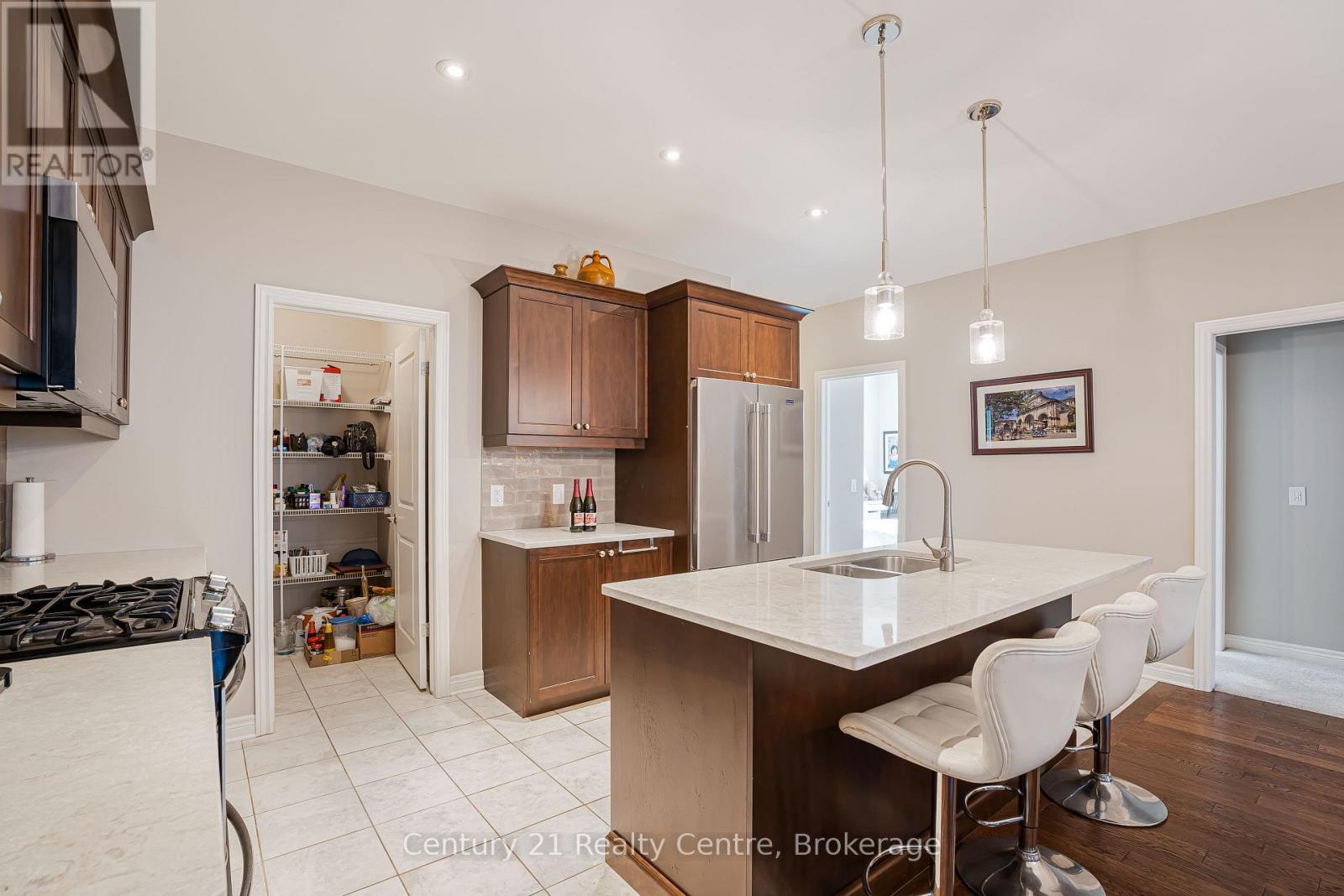 62 Andrew Lane, Thorold, ON - Indoor Photo Showing Kitchen With Double Sink With Upgraded Kitchen