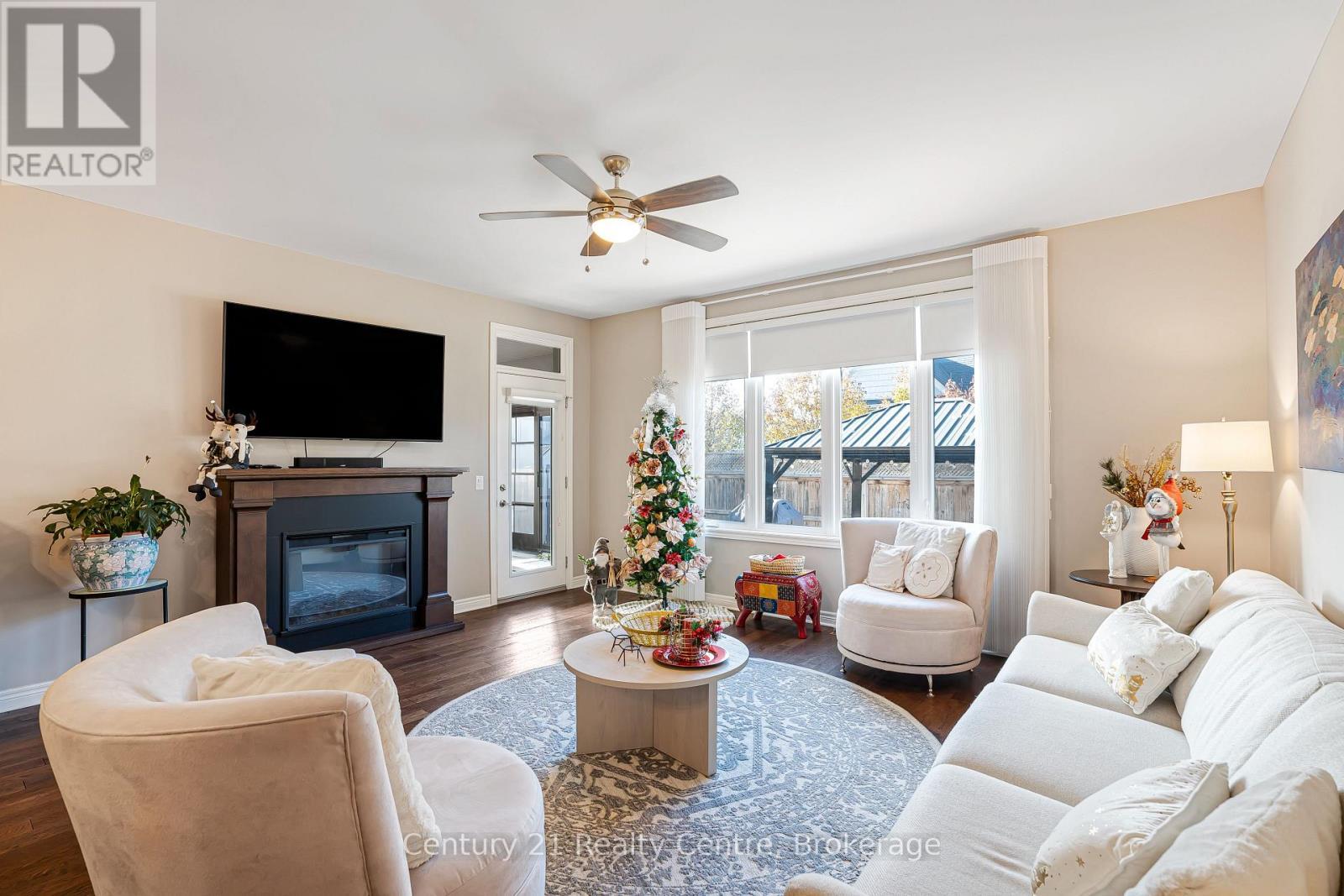 62 Andrew Lane, Thorold, ON - Indoor Photo Showing Living Room With Fireplace