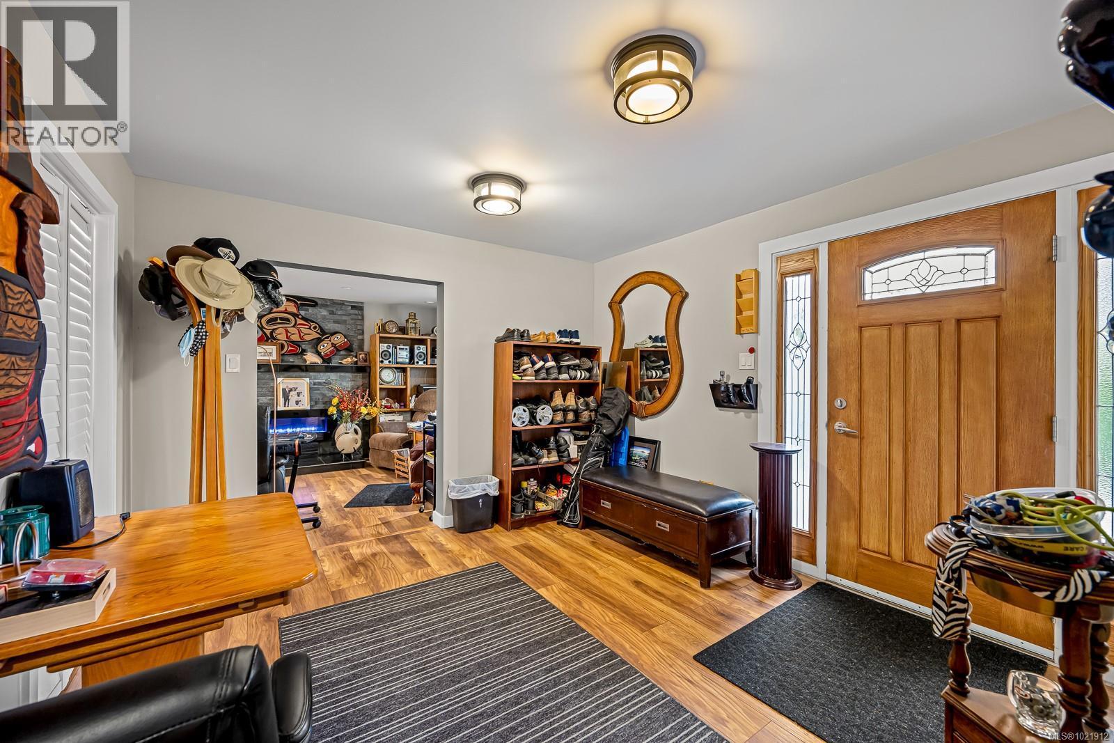 Down stairs entry - 601 Warden Cds, Campbell River, BC - Indoor