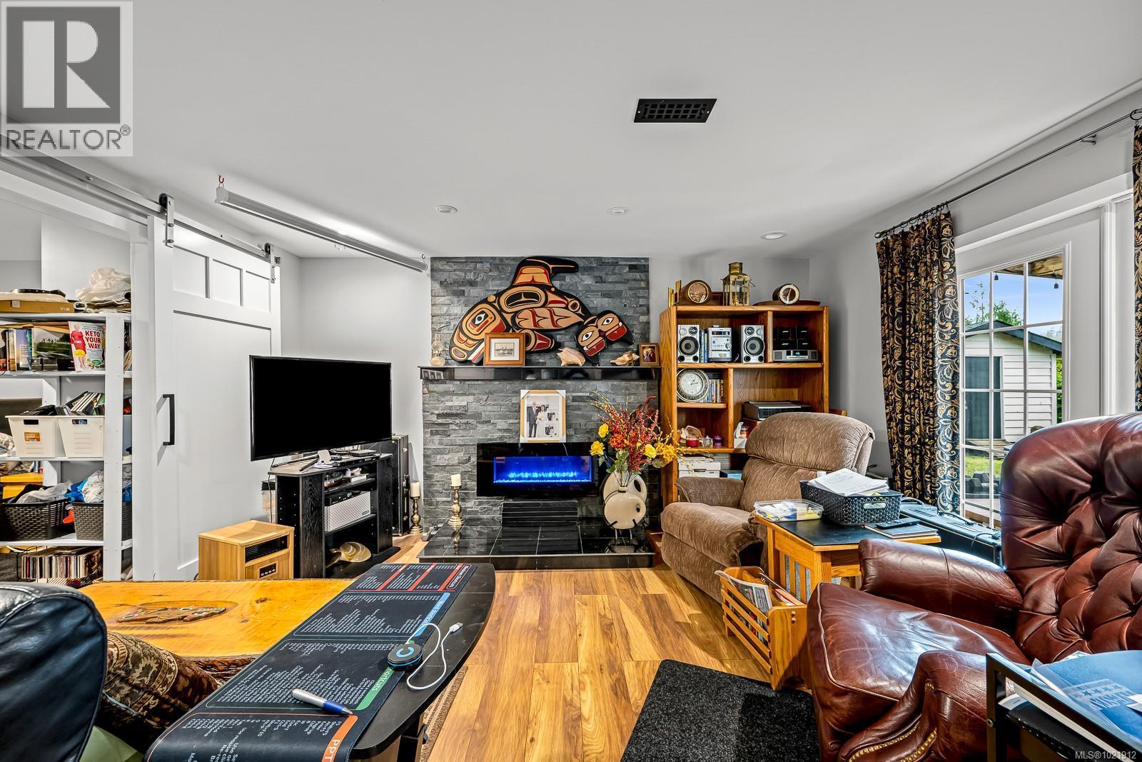 Basement living room - 601 Warden Cds, Campbell River, BC - Indoor Photo Showing Living Room With Fireplace