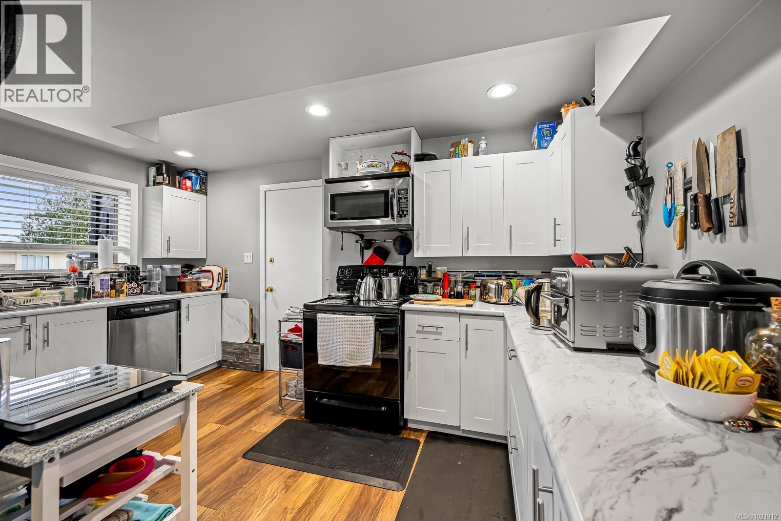 Updated Kitchen down - 601 Warden Cds, Campbell River, BC - Indoor