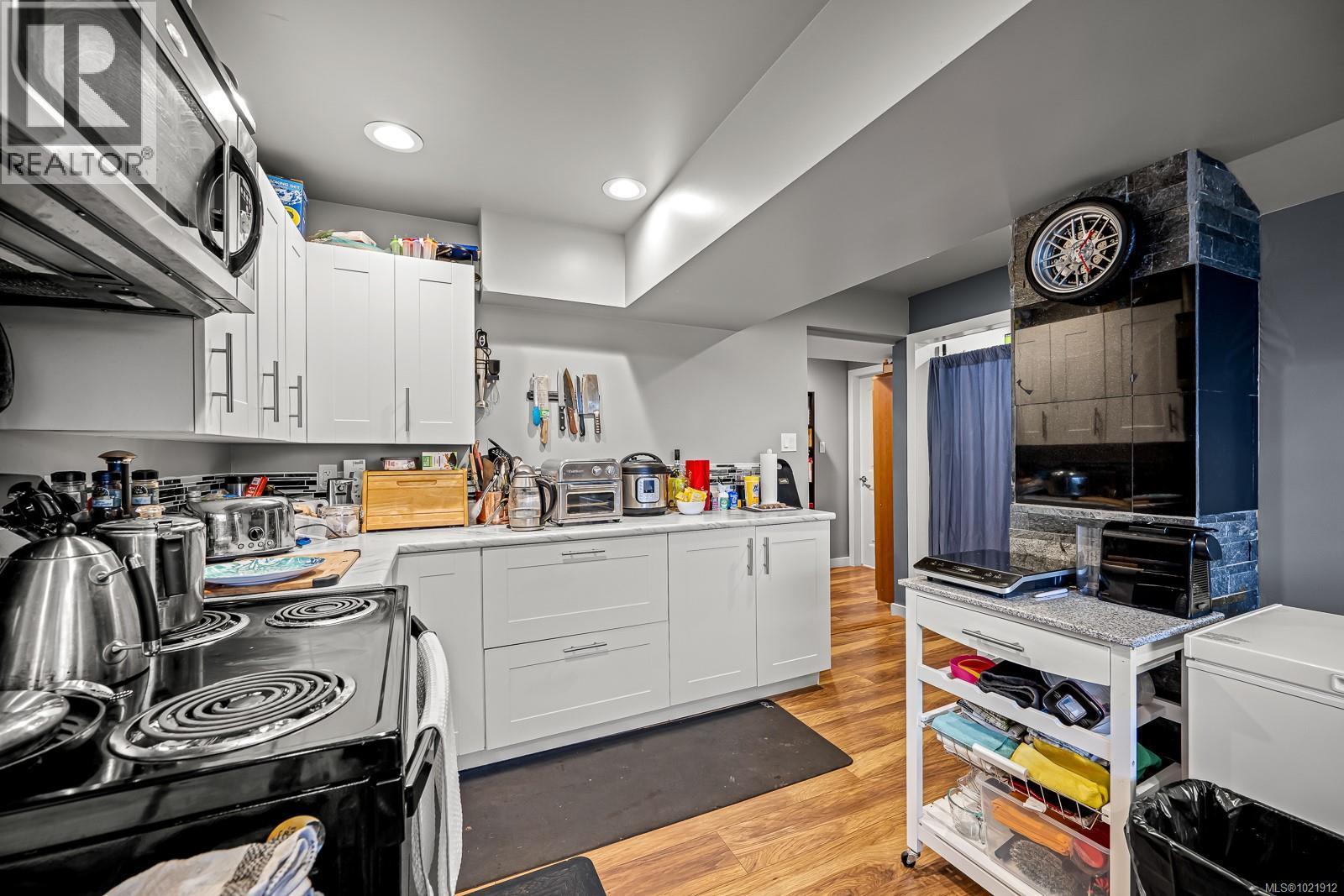 Updated Kitchen down - 601 Warden Cds, Campbell River, BC - Indoor Photo Showing Kitchen
