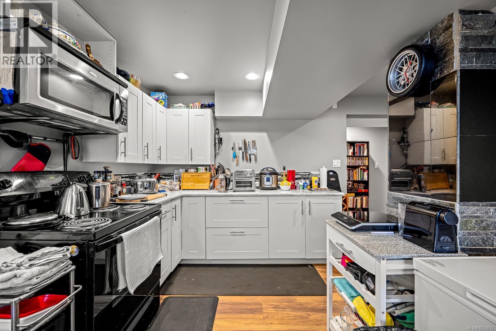 Updated Kitchen down - 601 Warden Cds, Campbell River, BC - Indoor