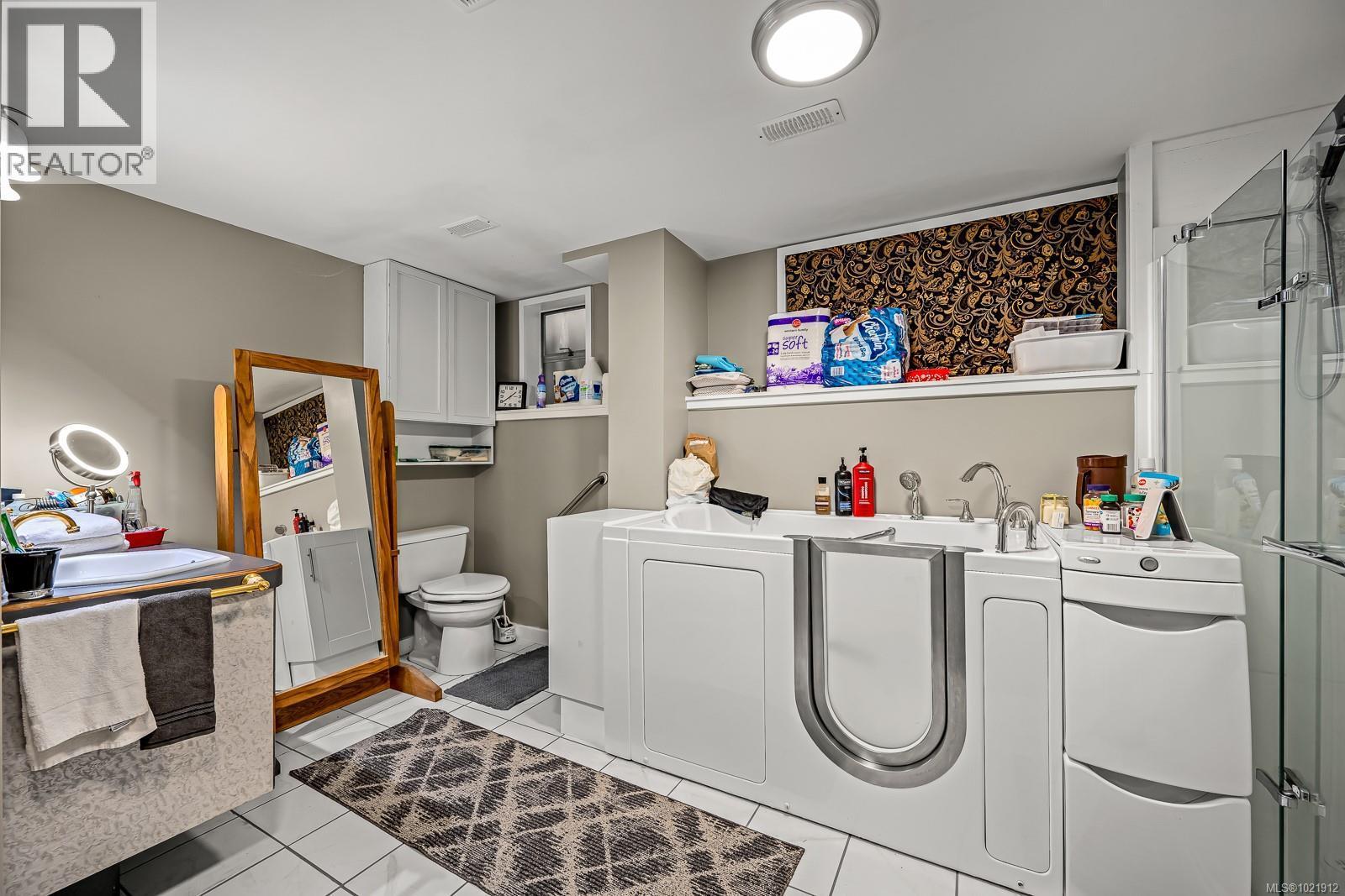 601 Warden Cds, Campbell River, BC - Indoor Photo Showing Laundry Room