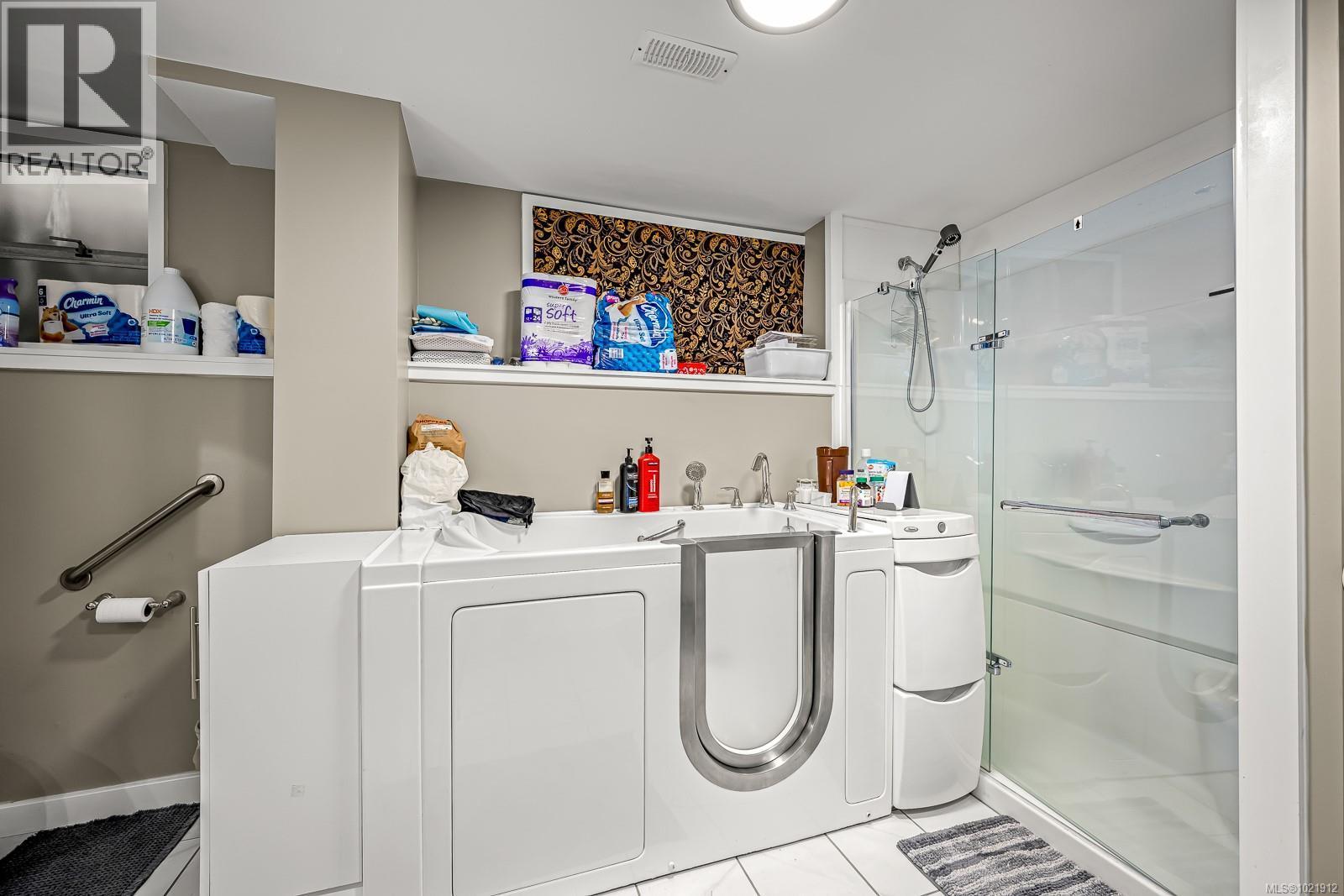 Updated shower and walkin tub - 601 Warden Cds, Campbell River, BC - Indoor Photo Showing Laundry Room