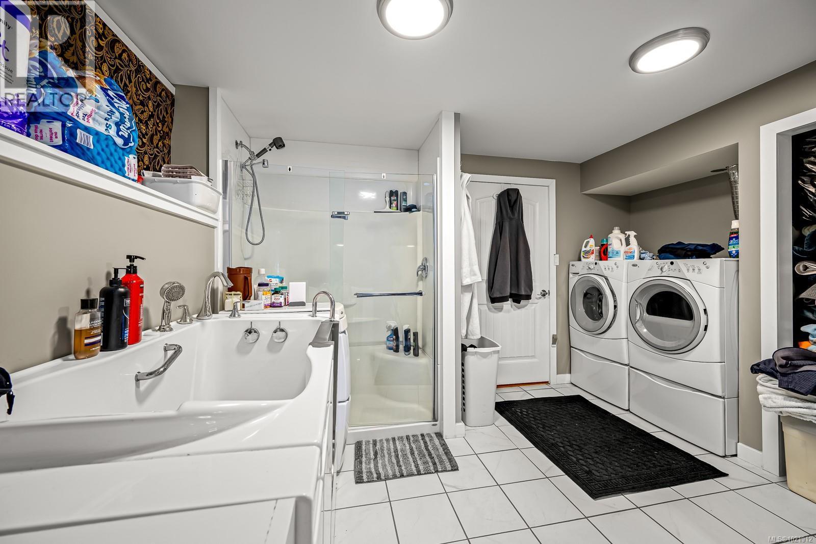 Bathroom & laundry down - 601 Warden Cds, Campbell River, BC - Indoor Photo Showing Laundry Room