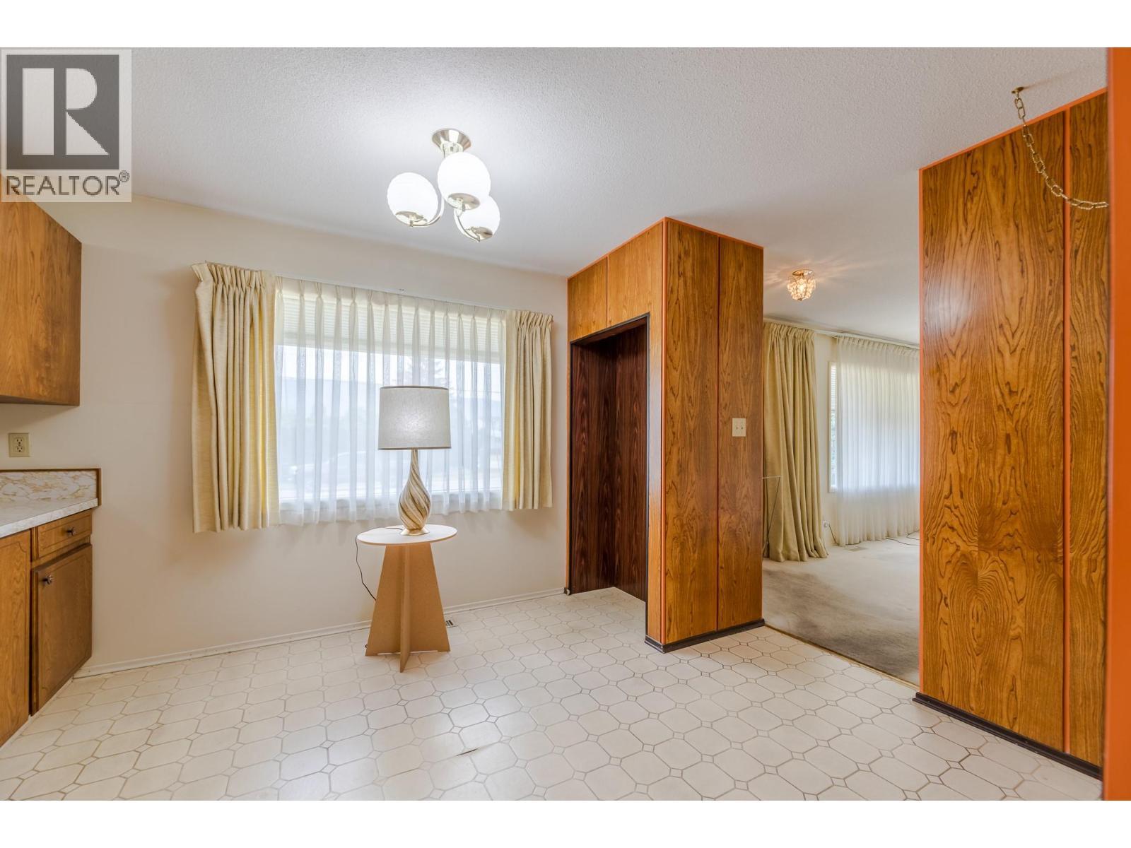 2450 Mckenzie Street, Penticton, BC - Indoor Photo Showing Kitchen
